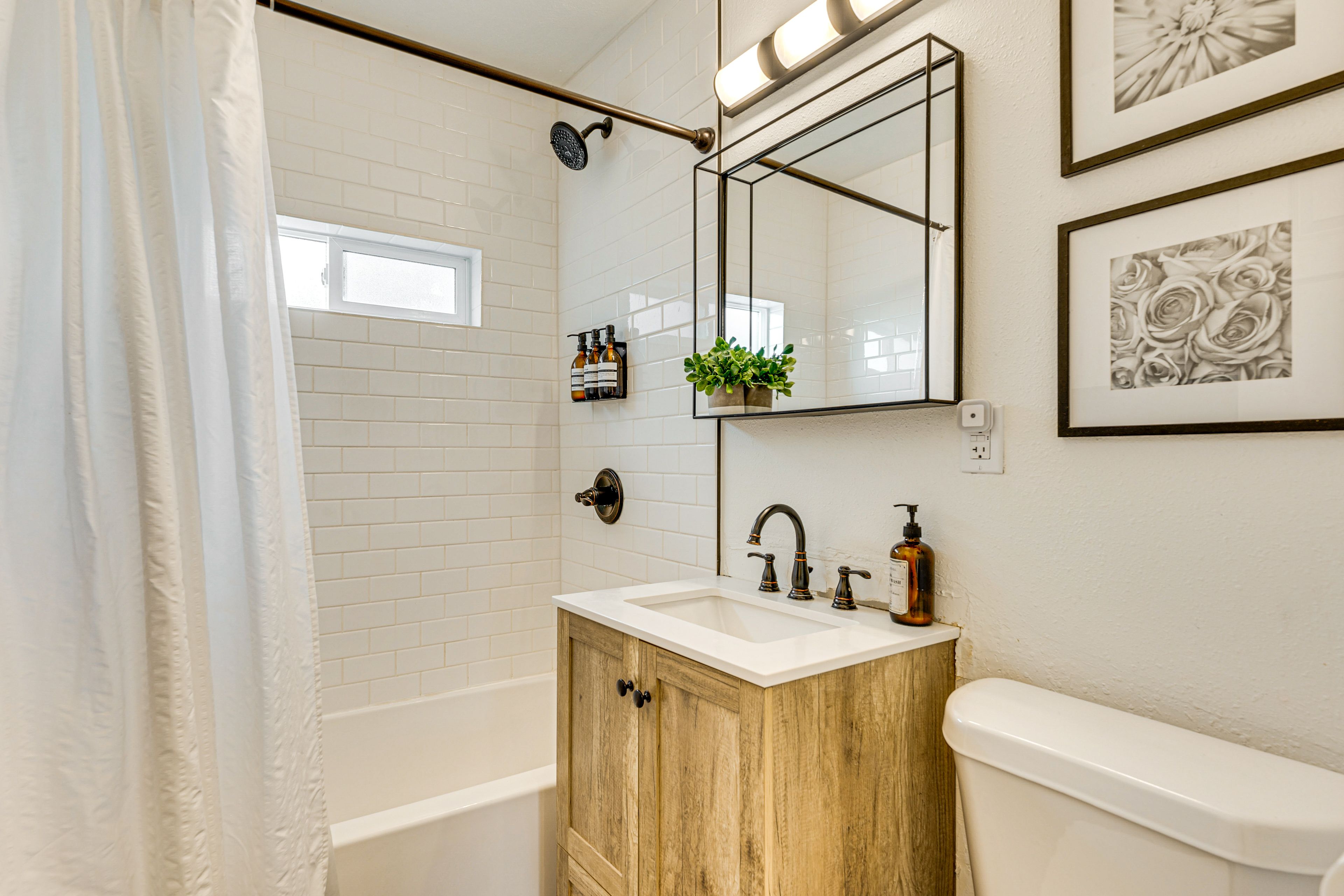 Full Bathroom | Complimentary Toiletries | Towels Provided