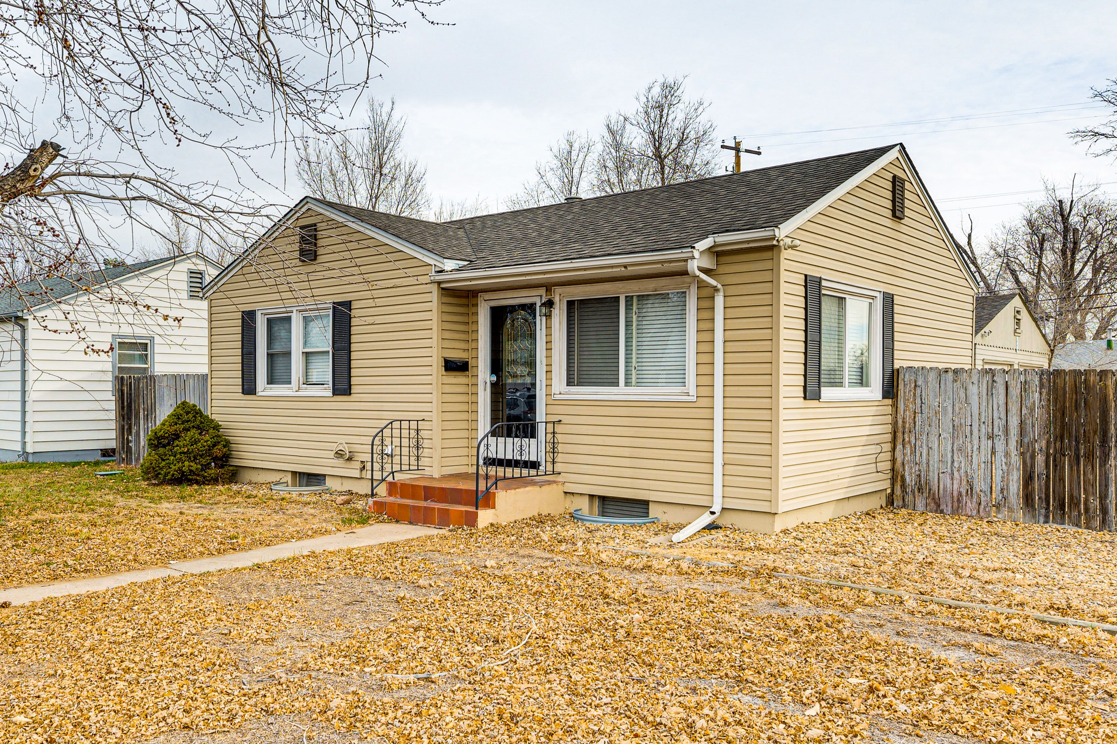 Exterior | Parking | Driveway (4 Vehicles)