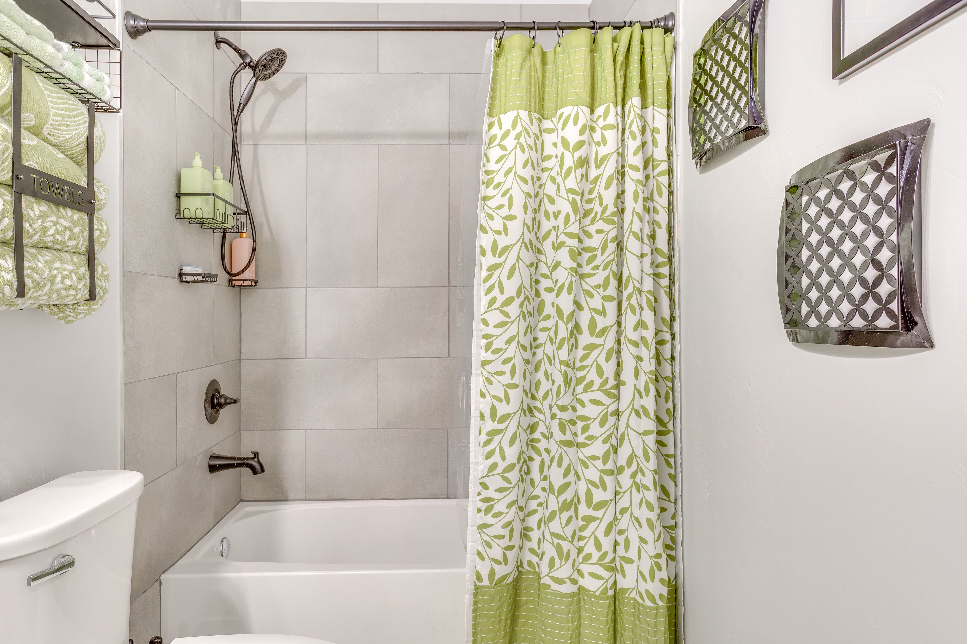 Full Bathroom | Towels Provided