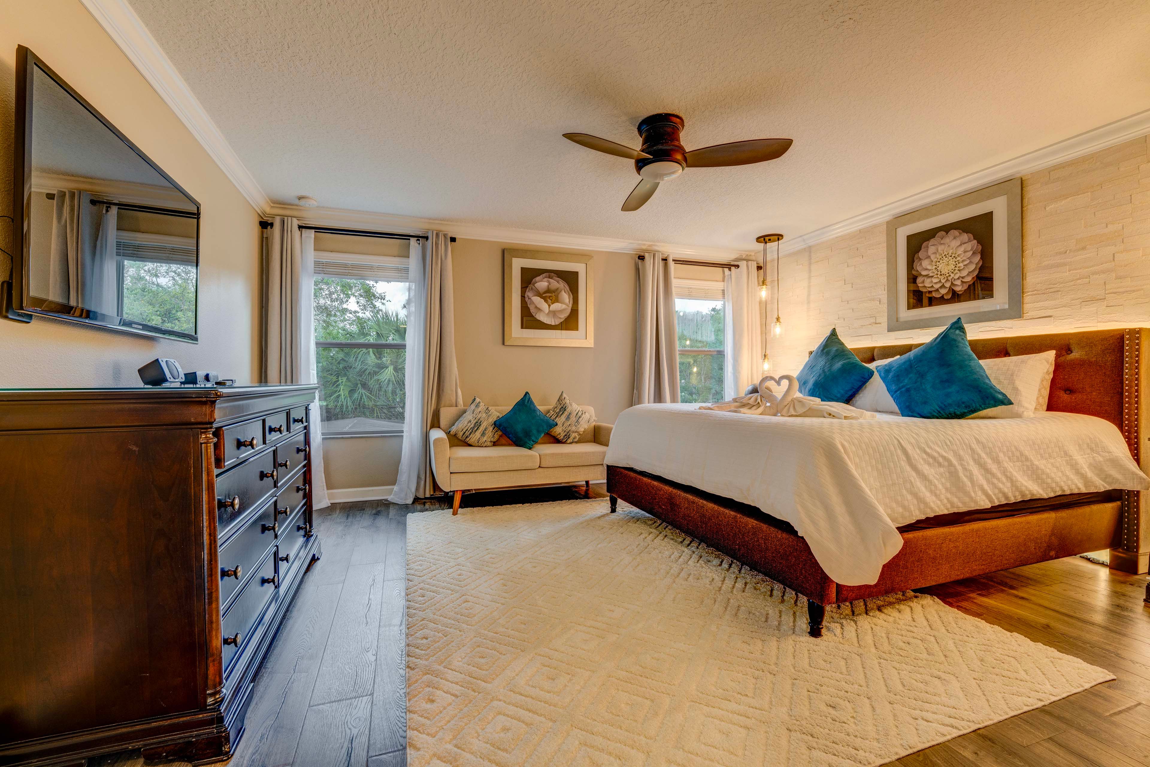 Bedroom 1 | King Bed