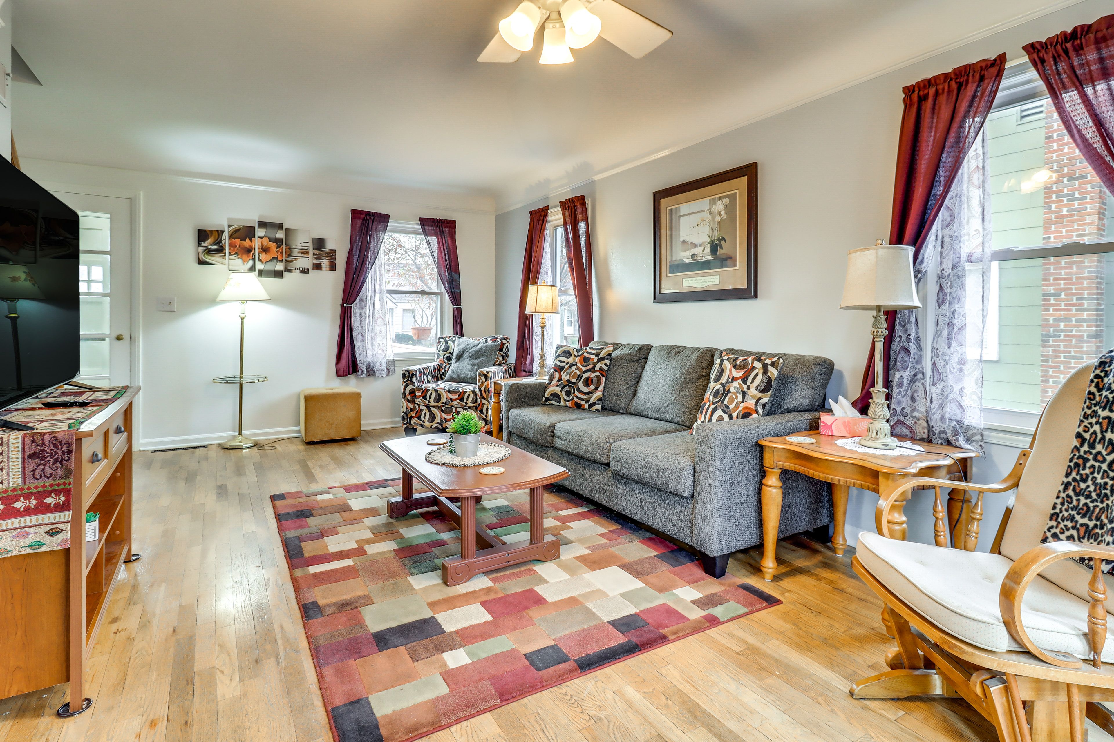Living Room | Smart TV | Free WiFi | Main Level