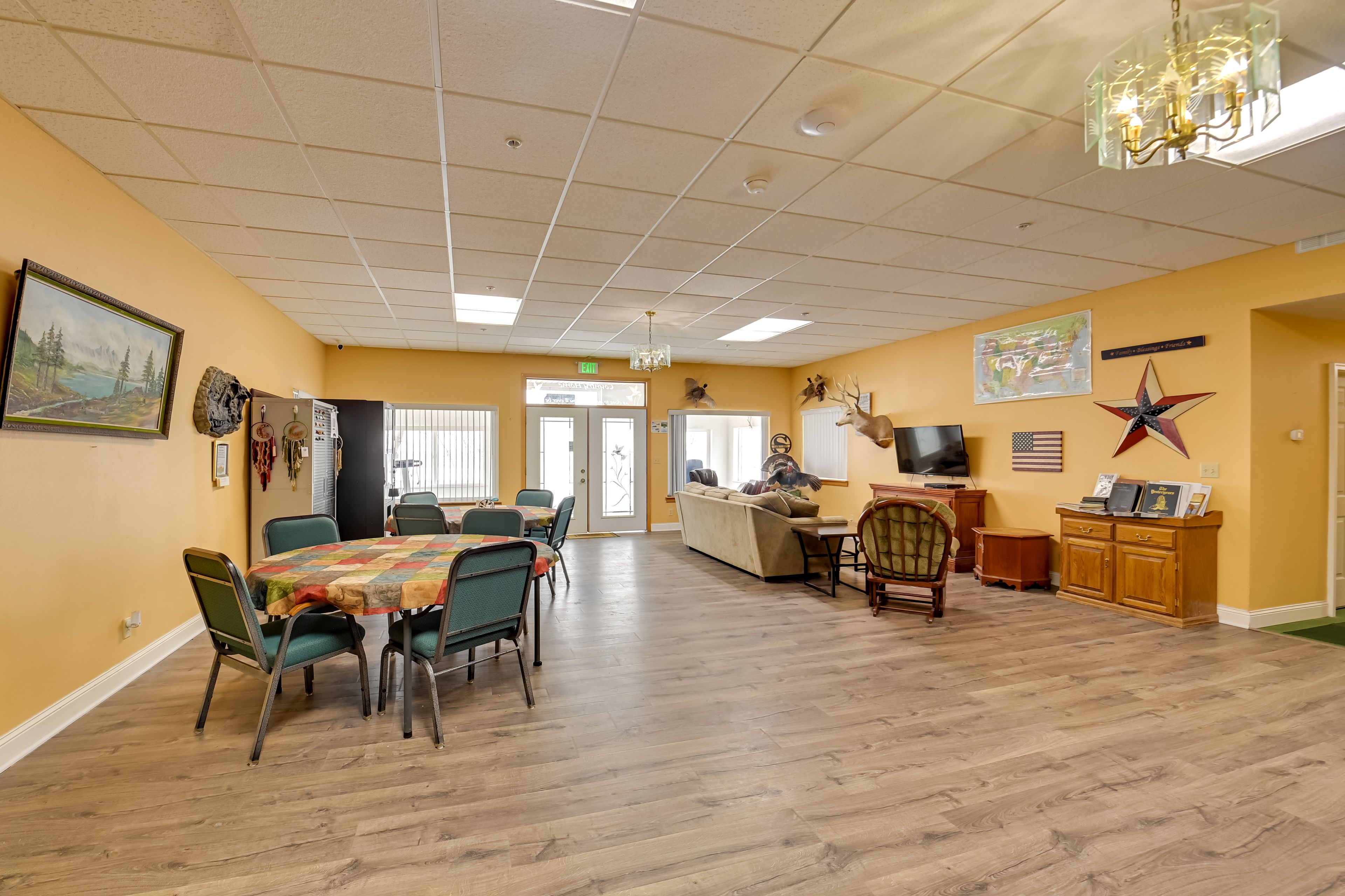 Country Inn Community Amenities | Flat-Screen TV | Dining Tables
