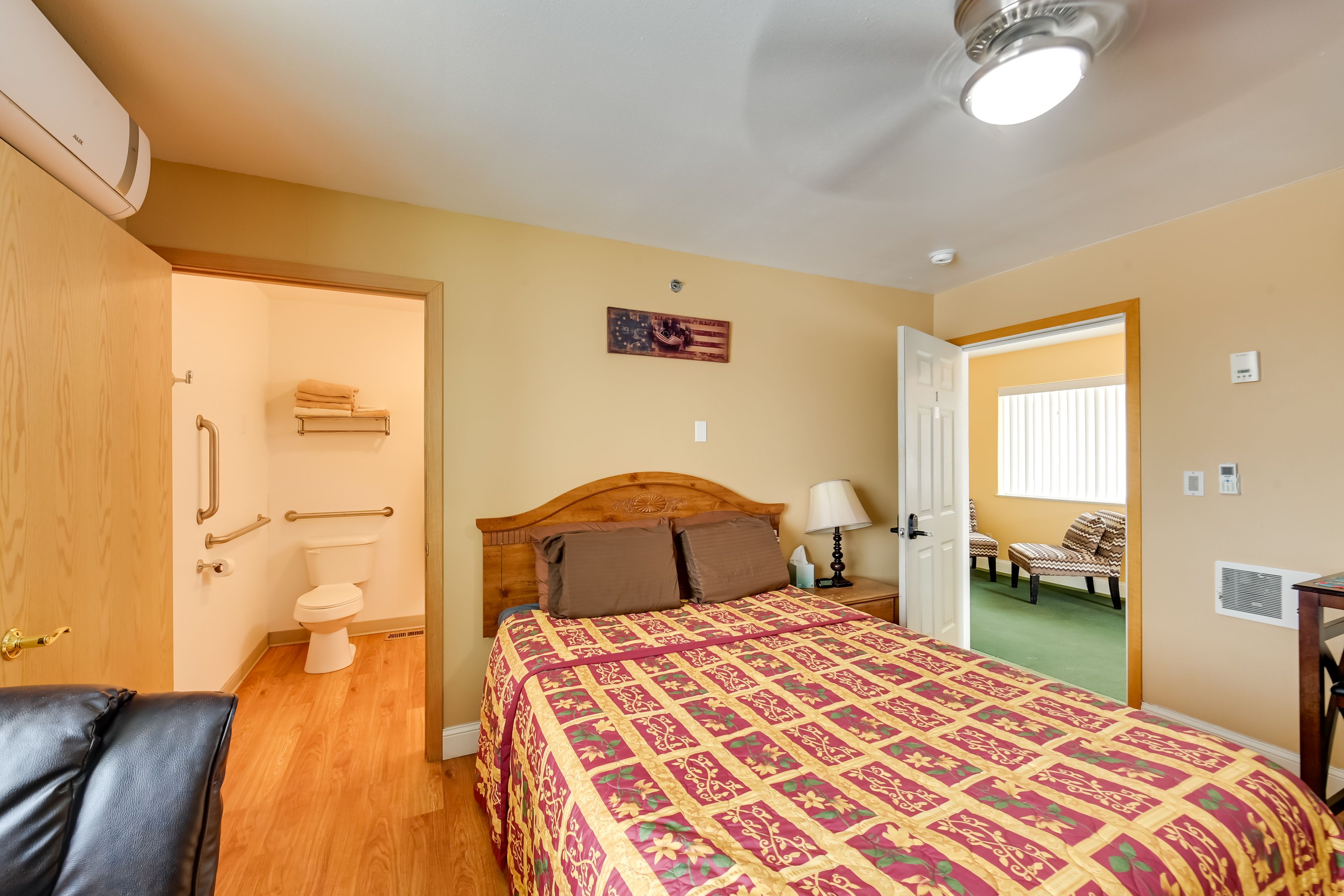 Studio | Queen Bed | Flat-Screen TV | Dining Table | Free WiFi