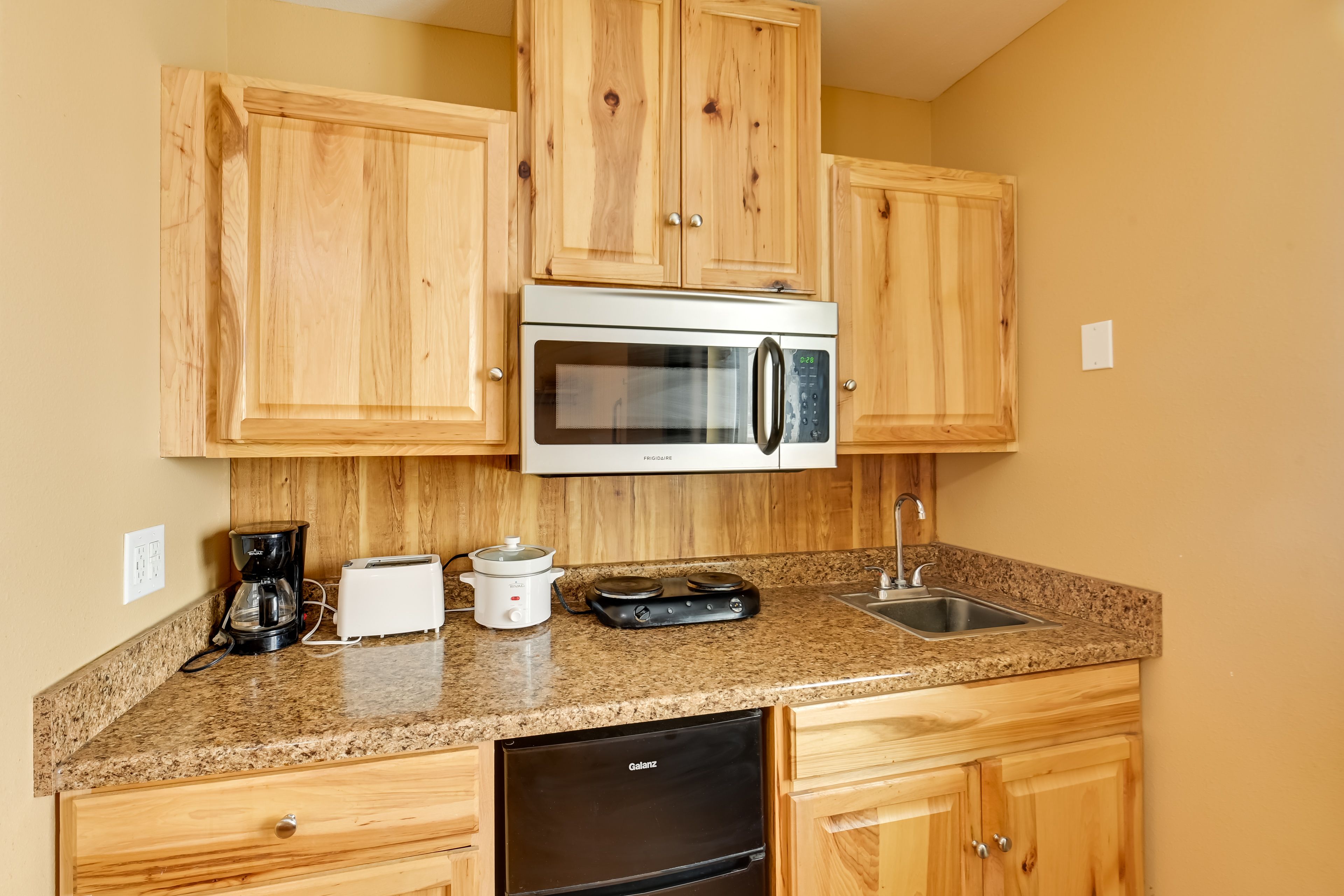 Kitchenette | Hot Plate | Mini Refrigerator