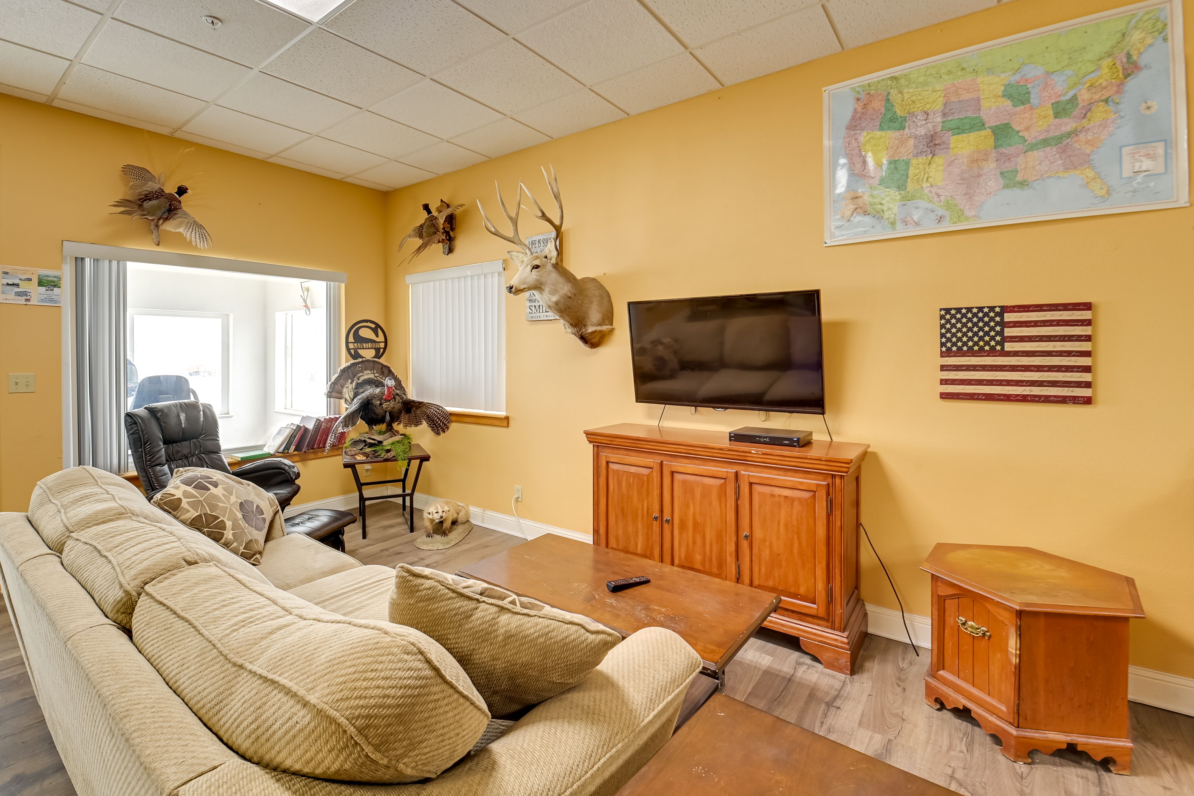 Community Lobby | Flat-Screen TV | 3 Dining Tables | Kitchenette