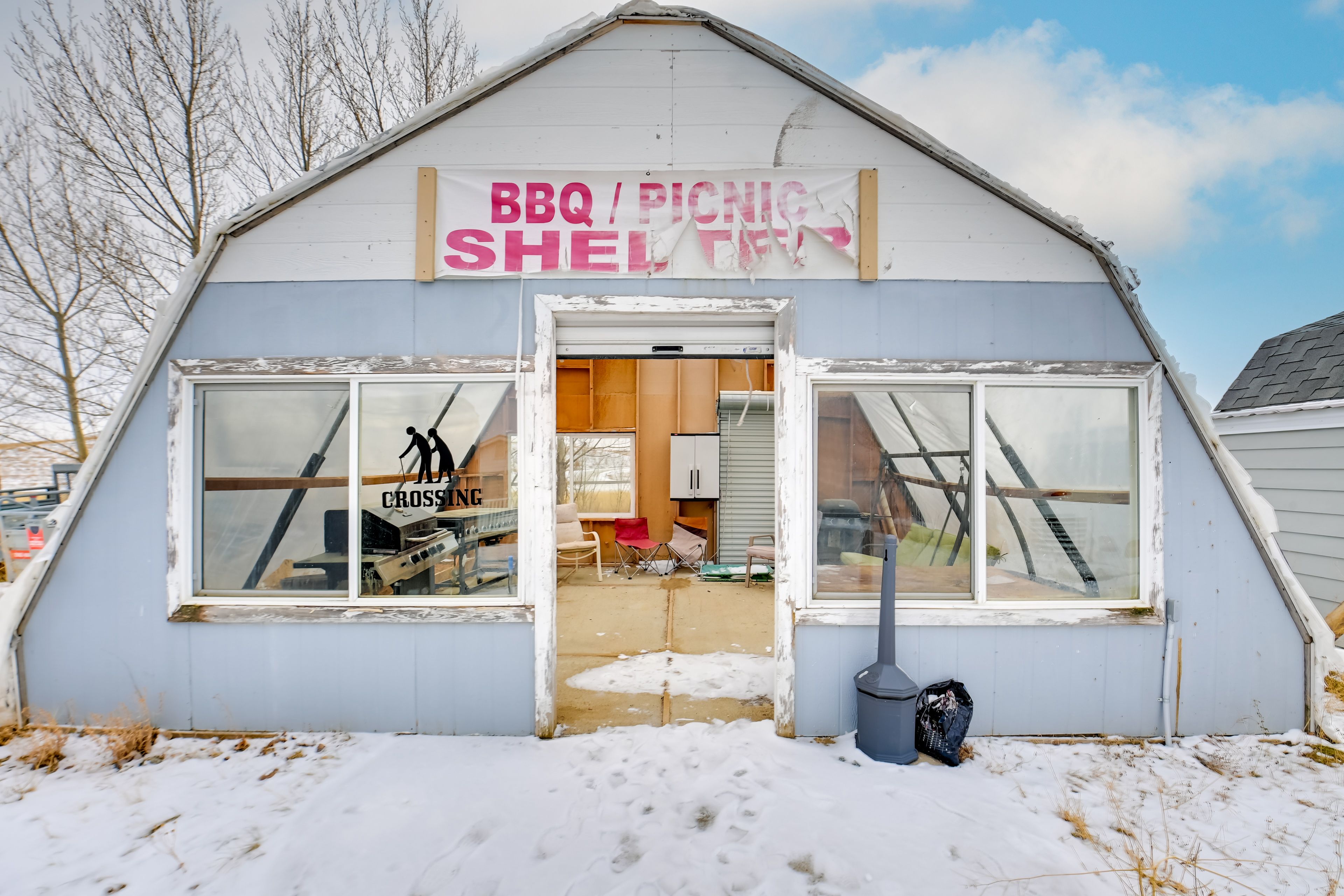 Enclosed Community Patio | Gas Grill | Gas Griddle | Lounge Seating