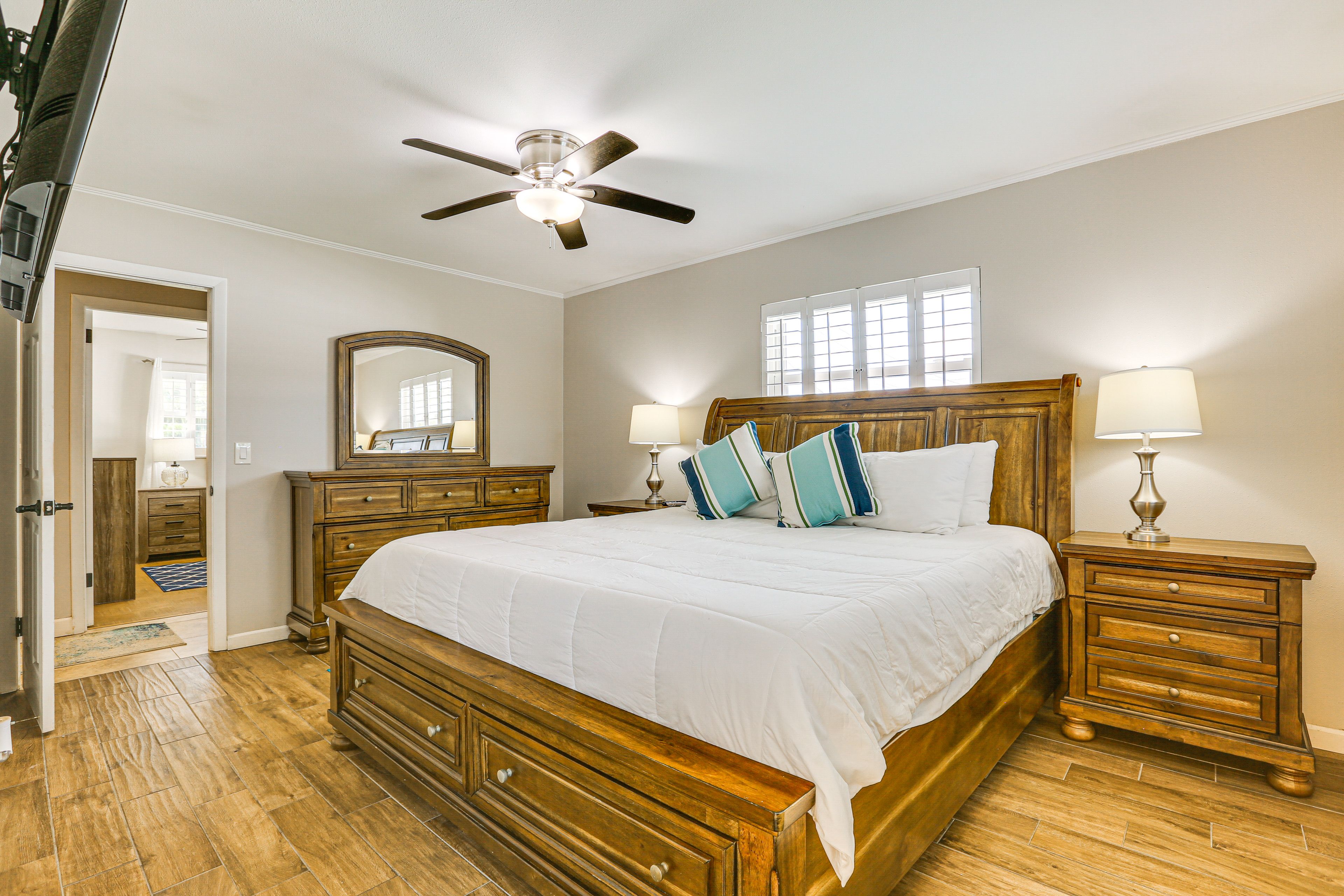 Bedroom 1 | King Bed | Smart TV | En-Suite Bathroom