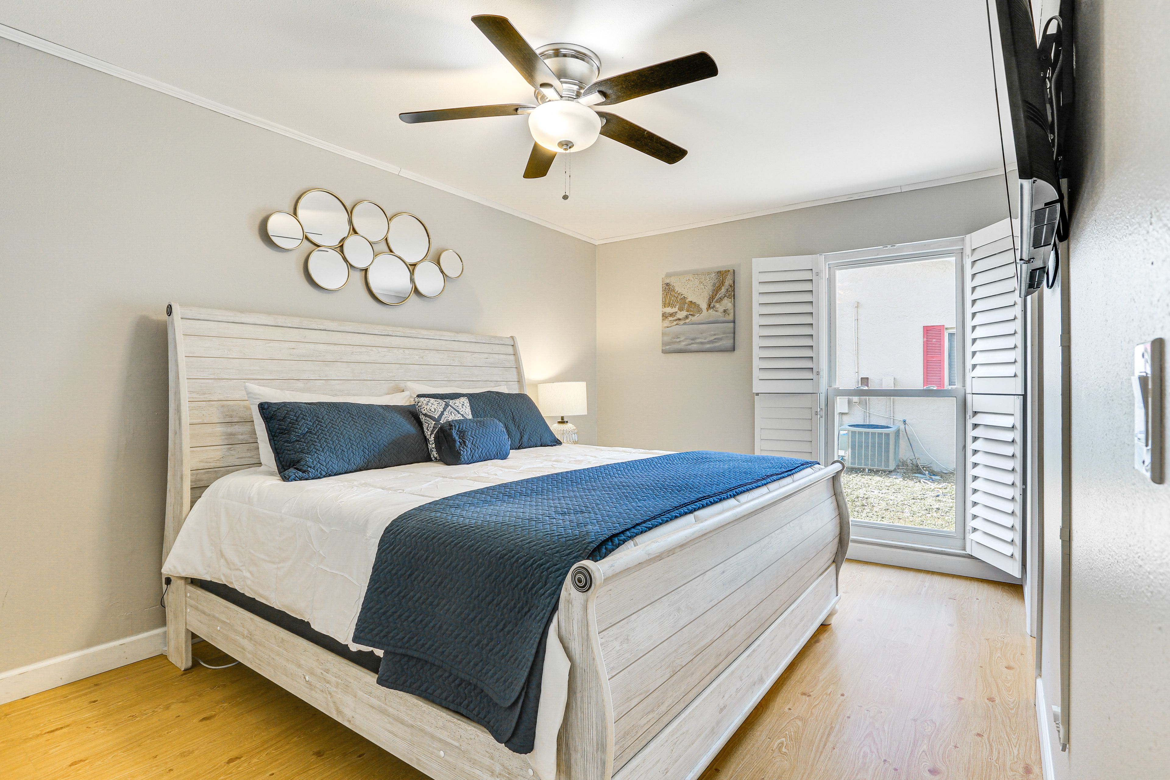 Bedroom 2 | King Bed | Smart TV | Shared En-Suite Bathroom