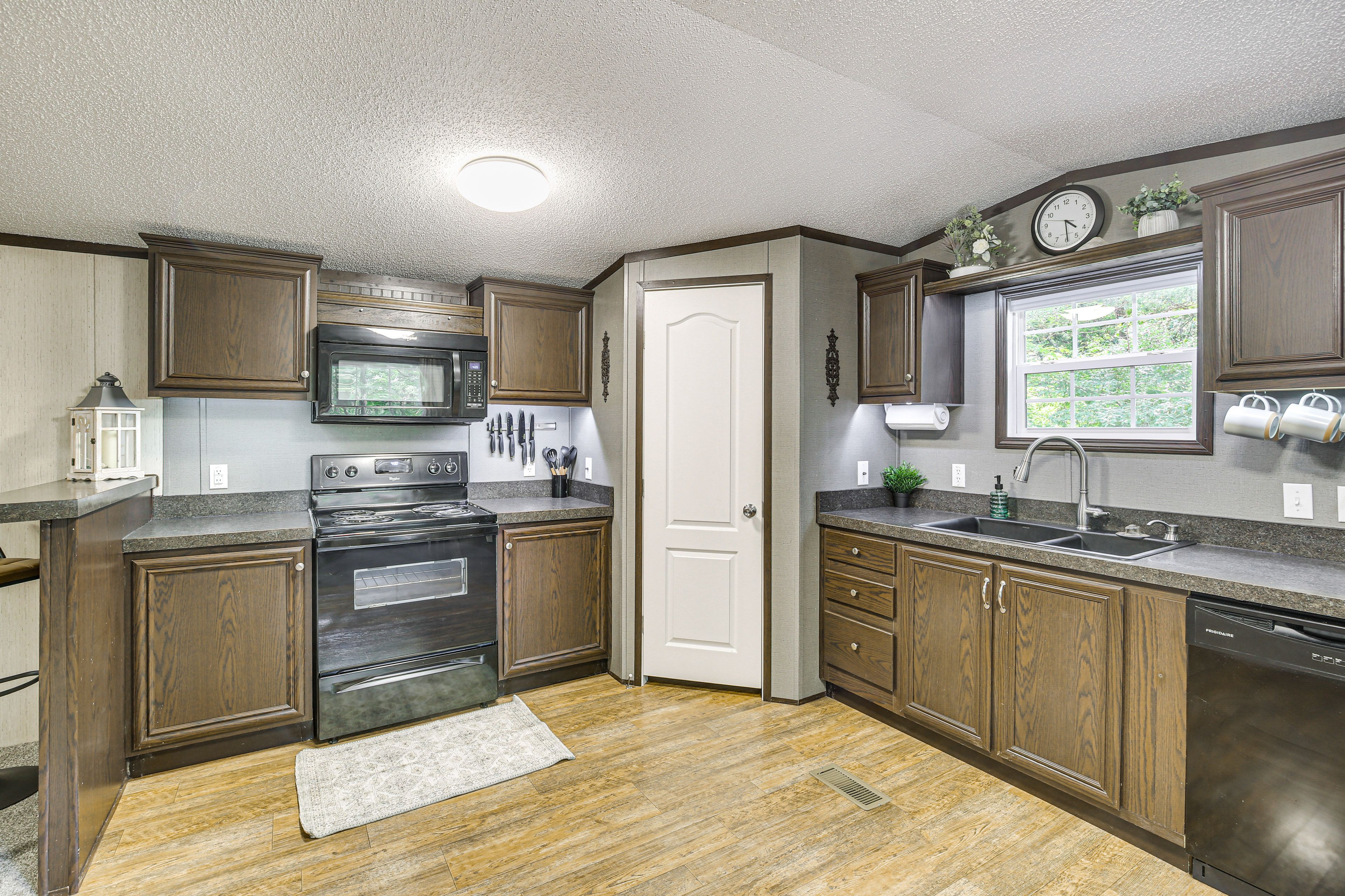 Kitchen | Dining Area