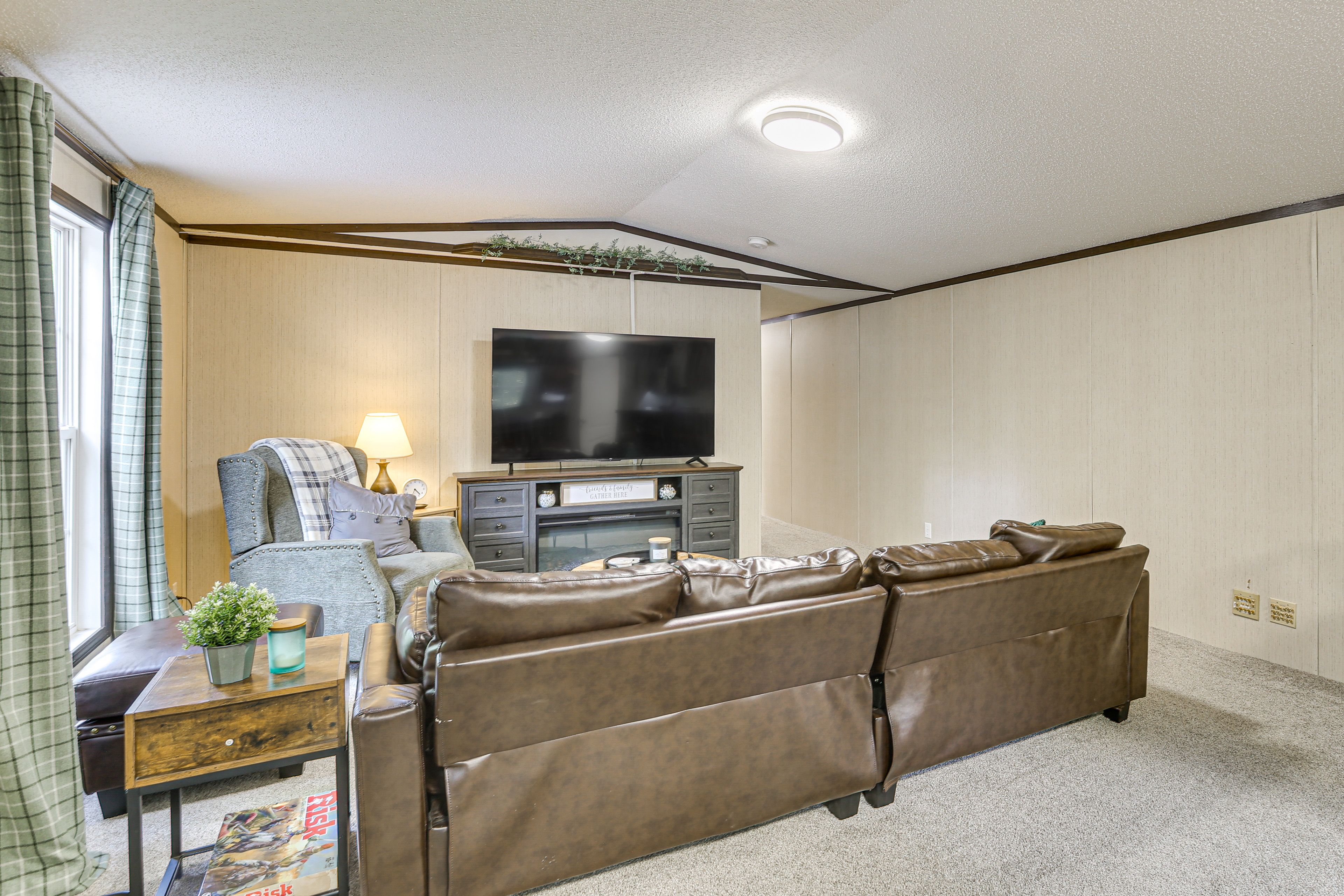 Living Room | Smart TV | Free WiFi | Central A/C & Heating