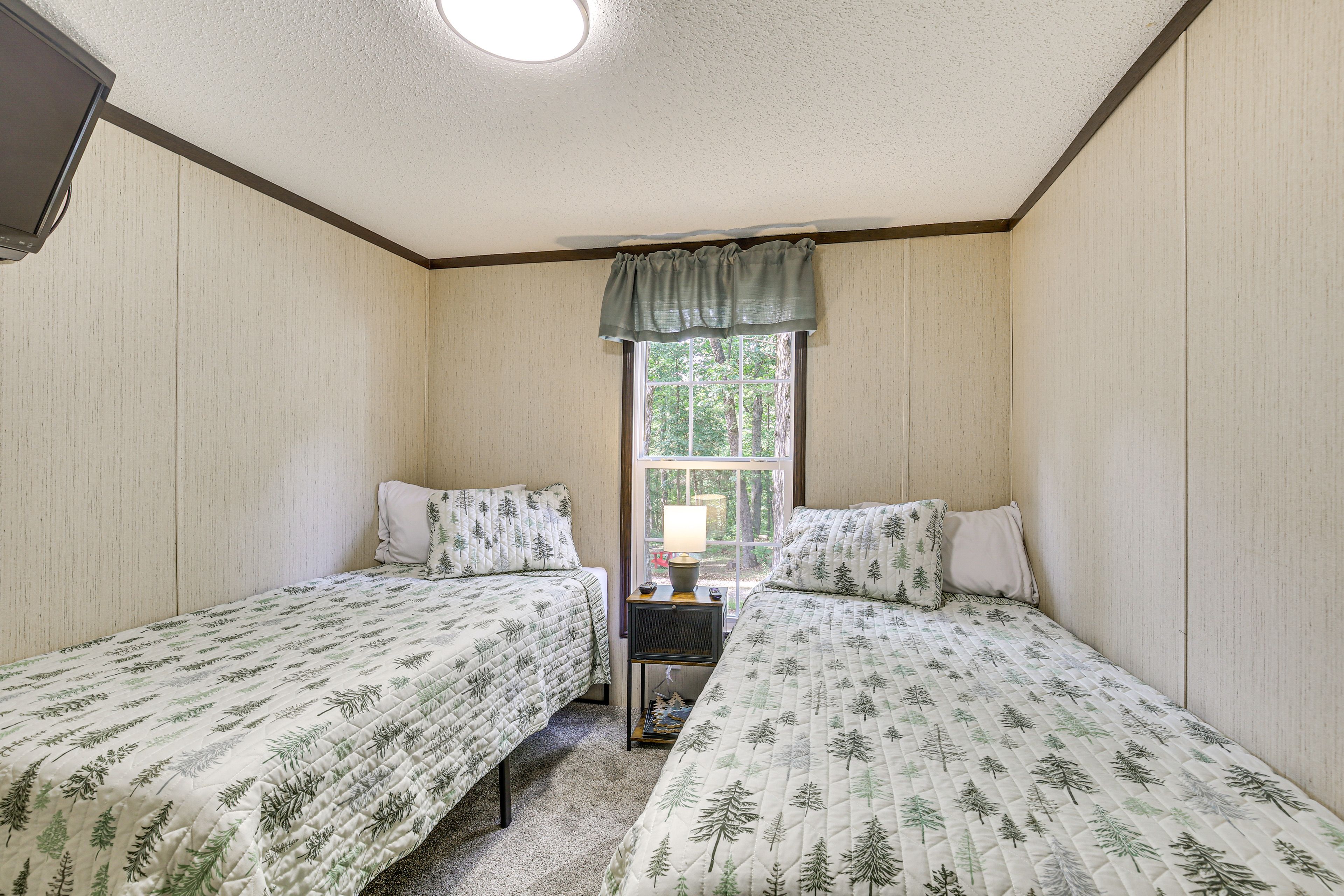 Bedroom 2 | 2 Twin Beds | Smart TV