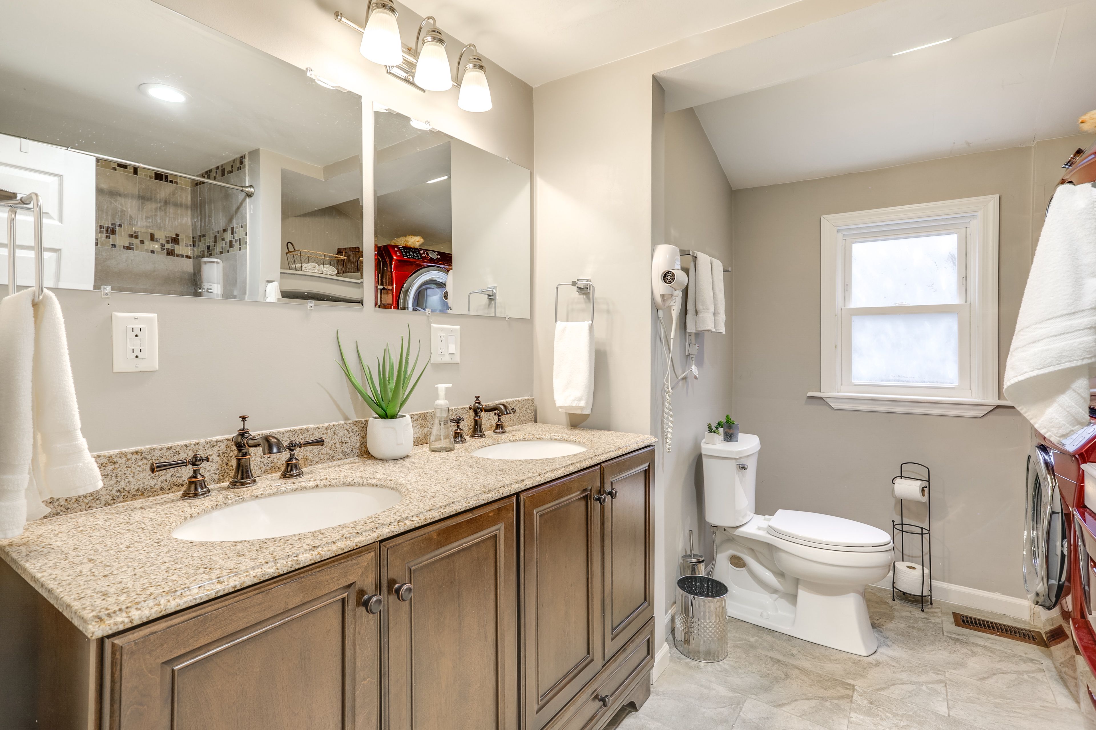 Full Bathroom | 1st Floor | Washer & Dryer