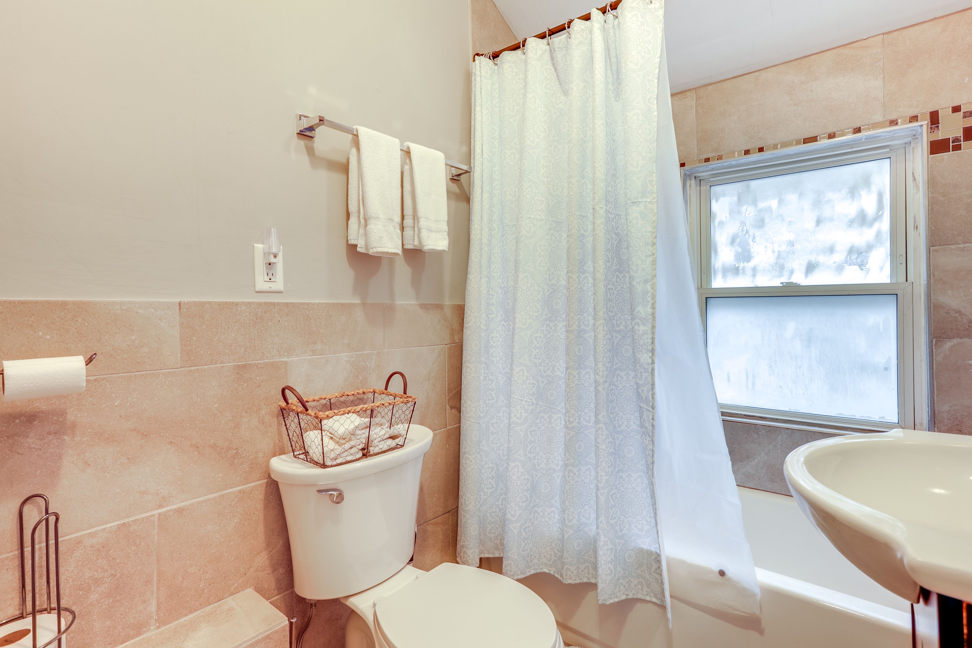 Full Bathroom | 2nd Floor | Towels Provided