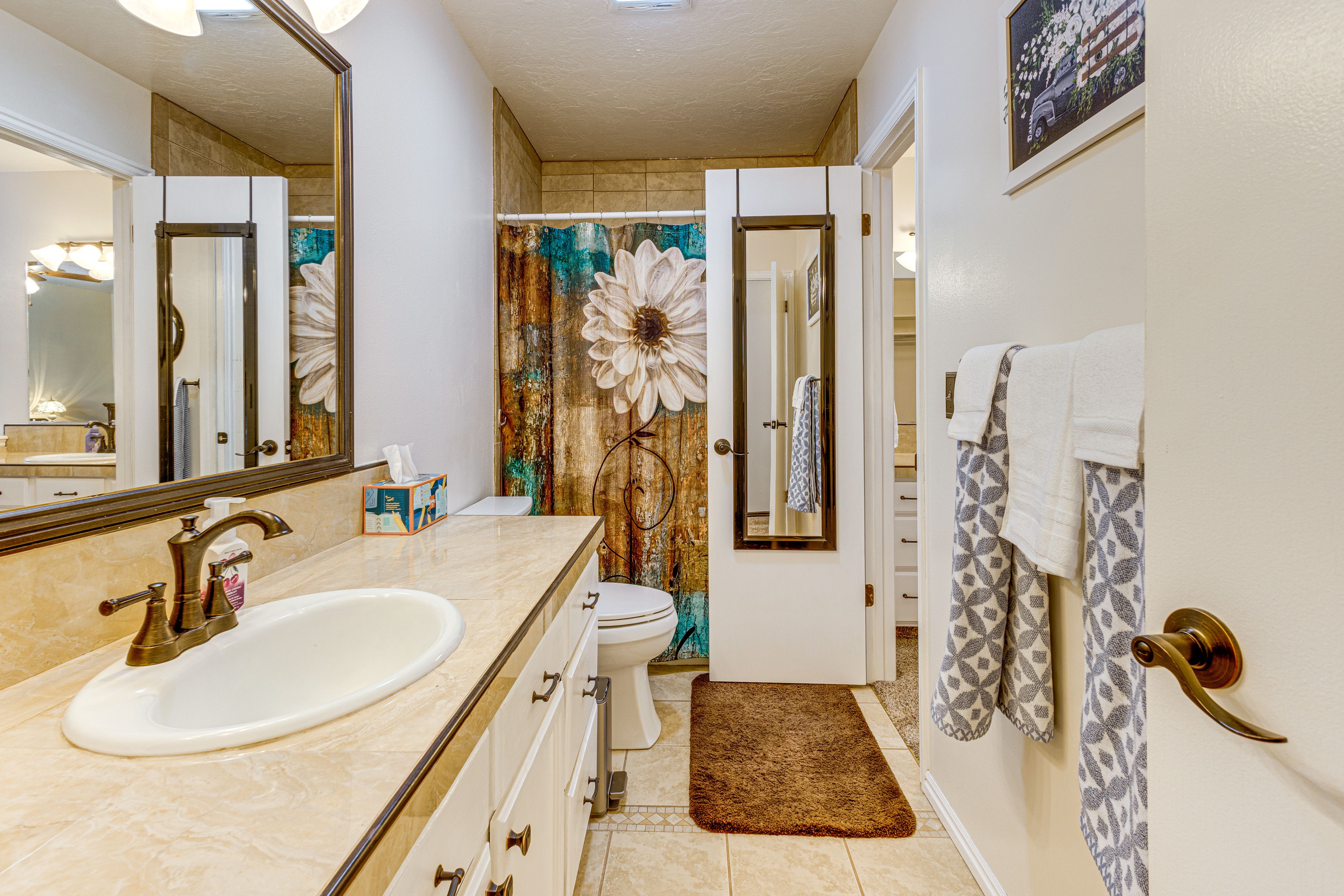 En-Suite Bathroom | Main Level | Towels Provided