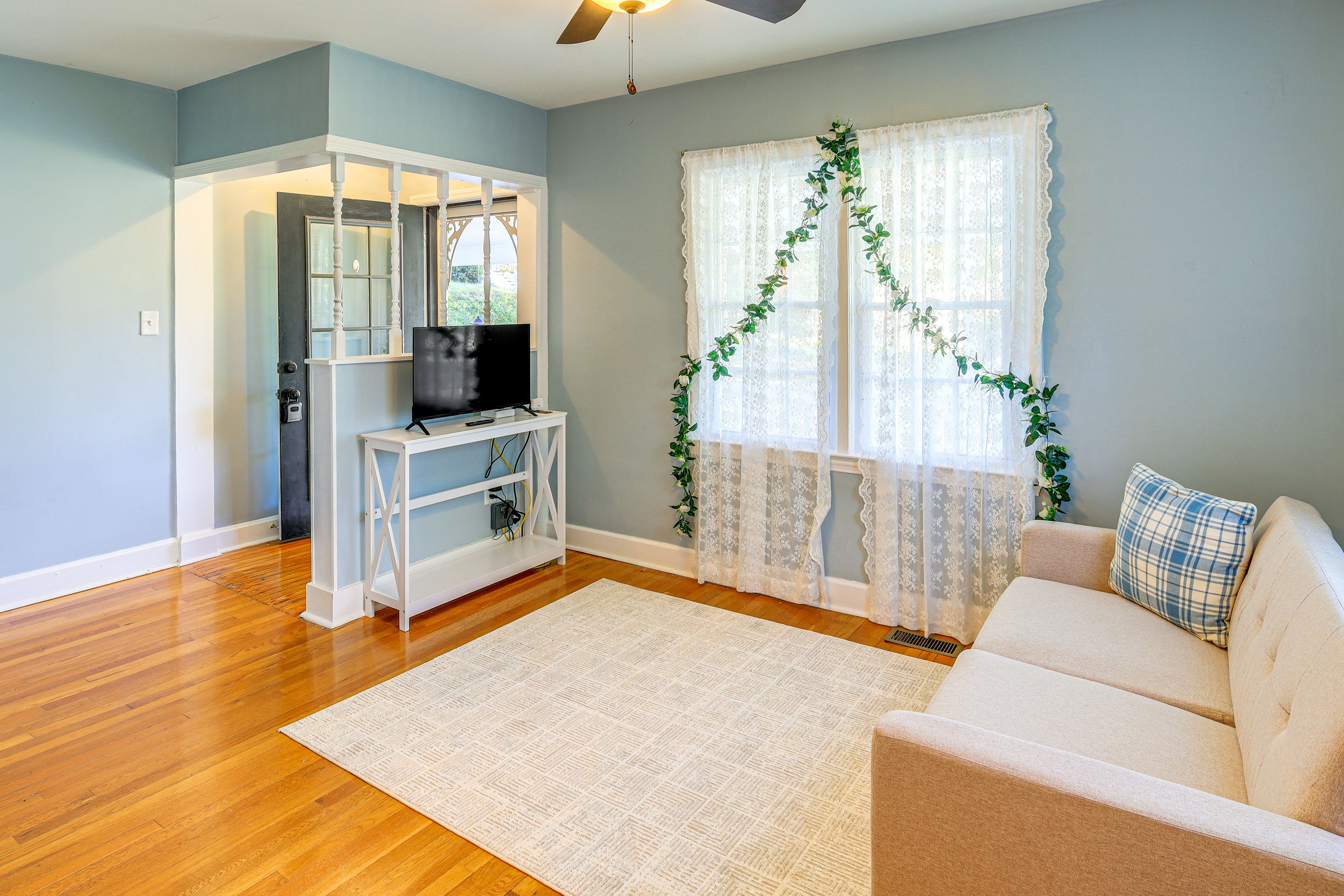 Living Room | Smart TV | Free WiFi