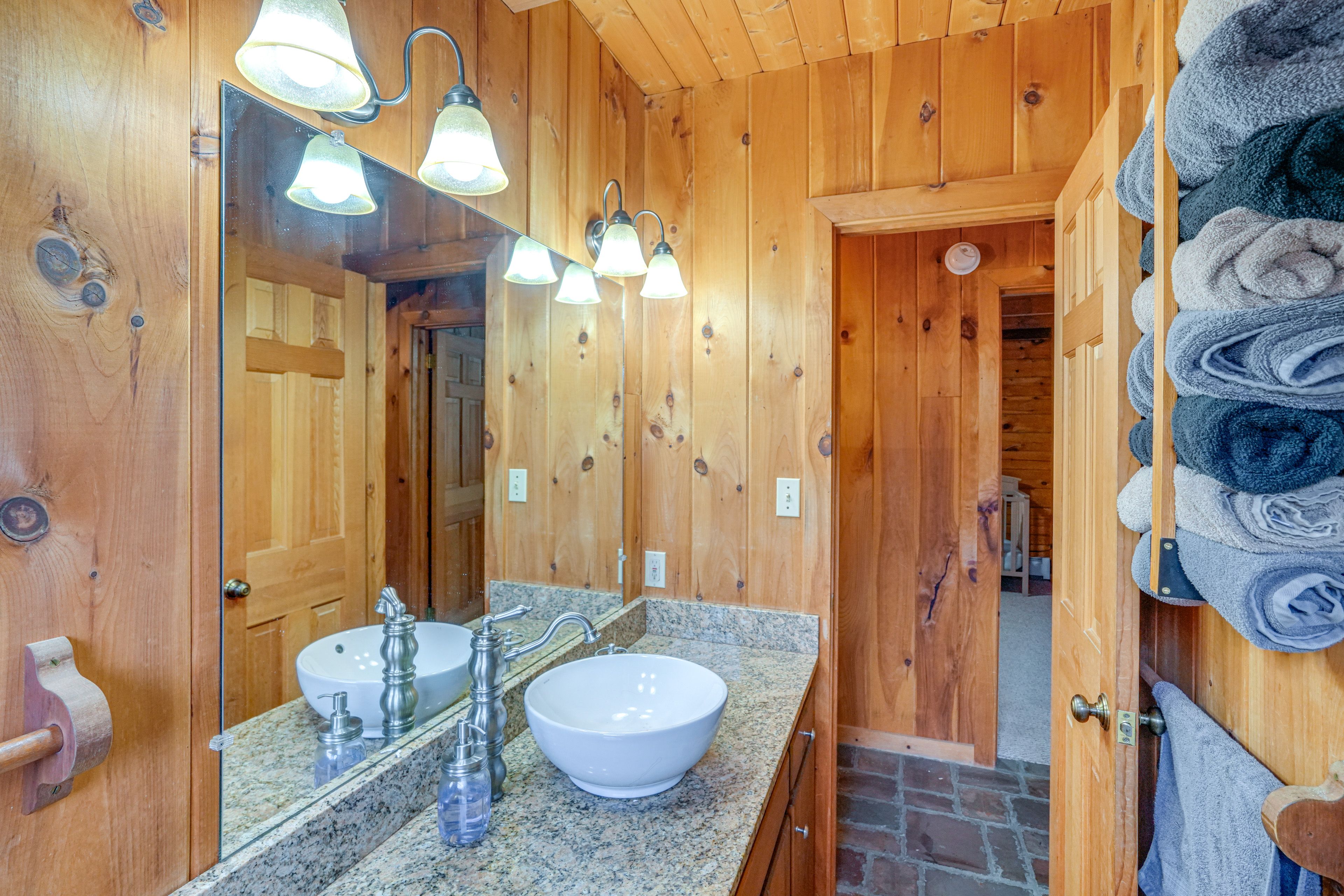 Full Bathroom | Towels Provided | 1st Floor