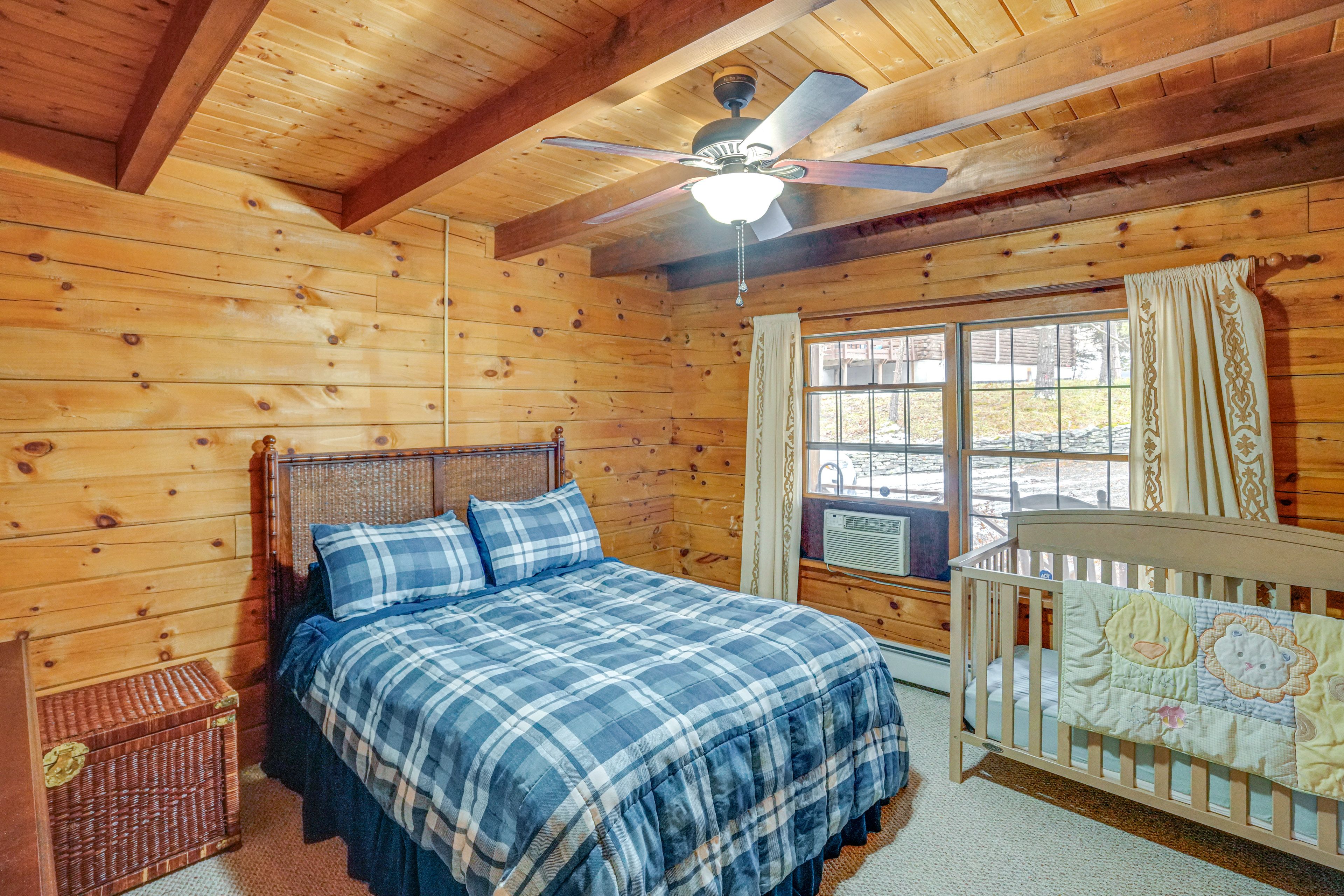 Bedroom 2 | Queen Bed | Crib | 1st Floor