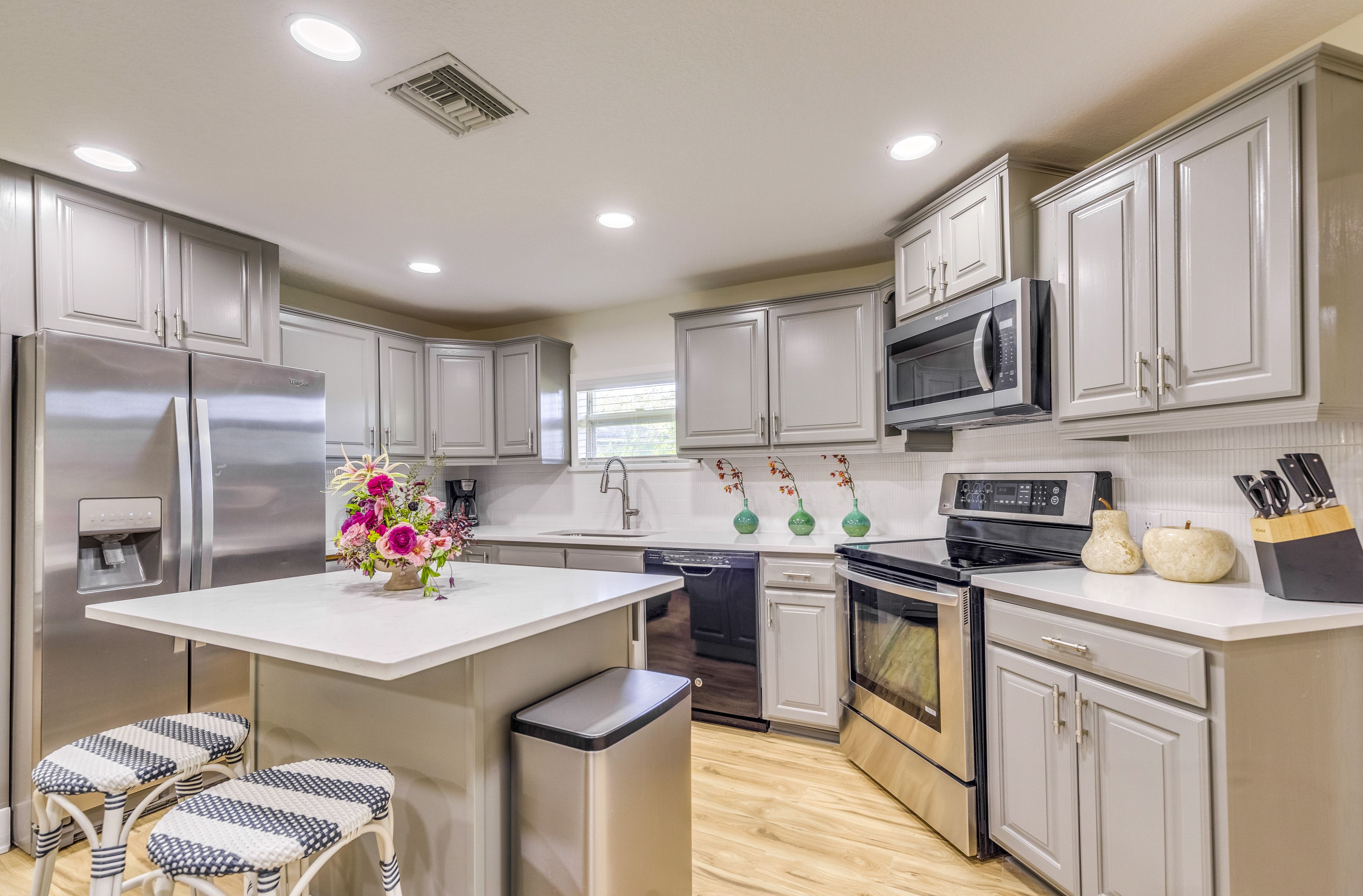 Kitchen | Island w/ Seating | Cooking Basics
