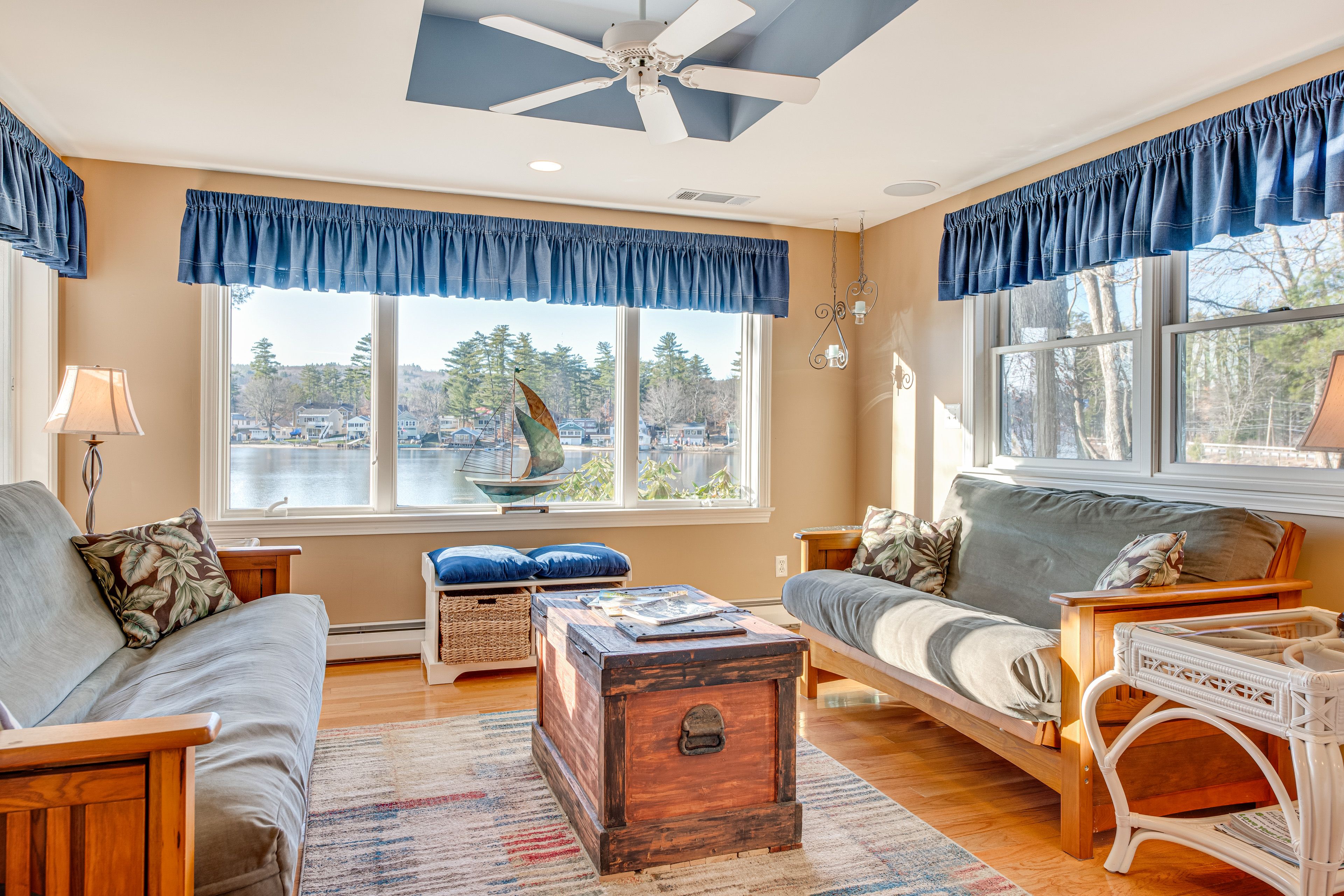 Sitting Room | 2 Queen Futons