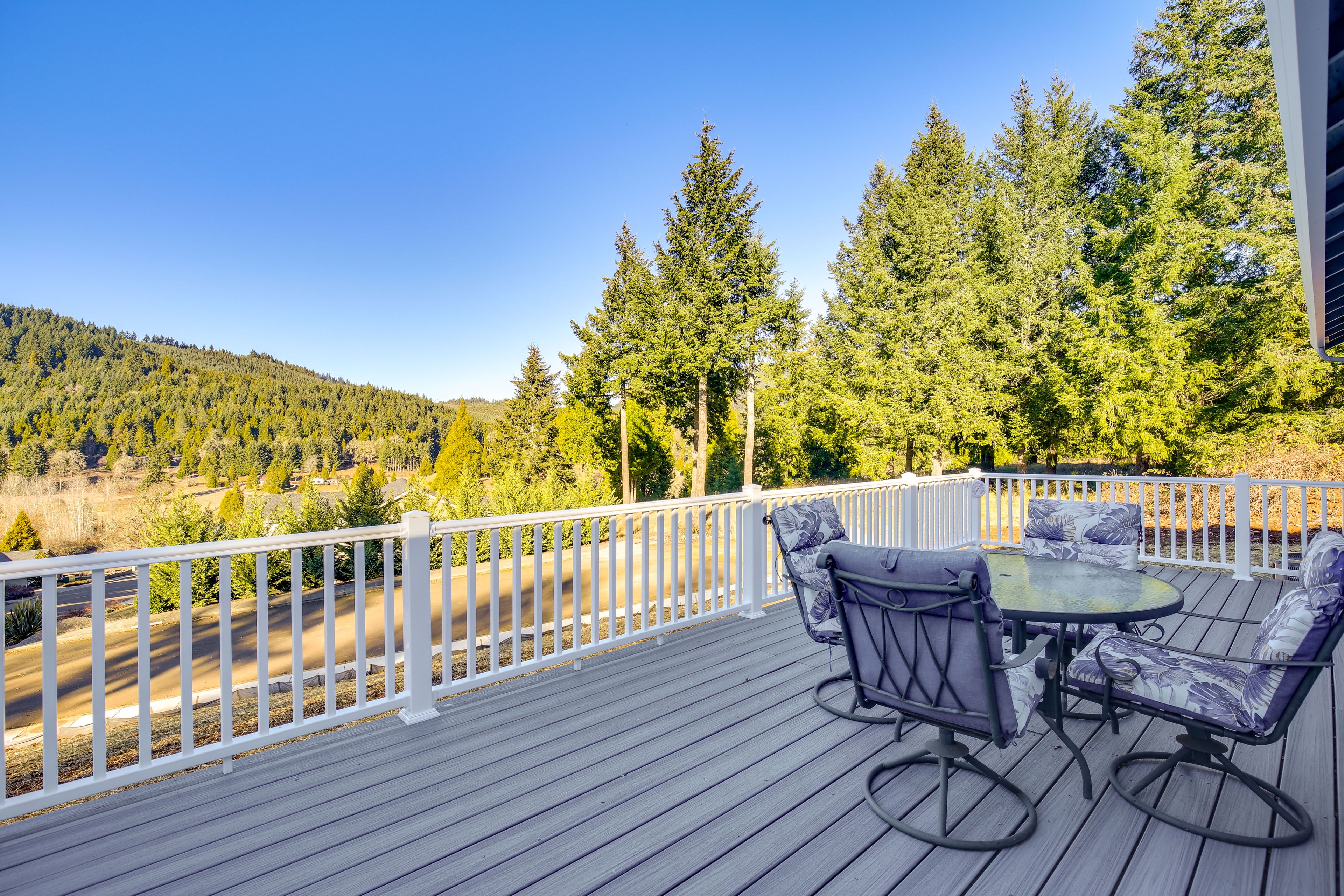 Oakridge Vacation Rental | 3BR | 2BA | 2 Steps Required | 1,650 Sq Ft