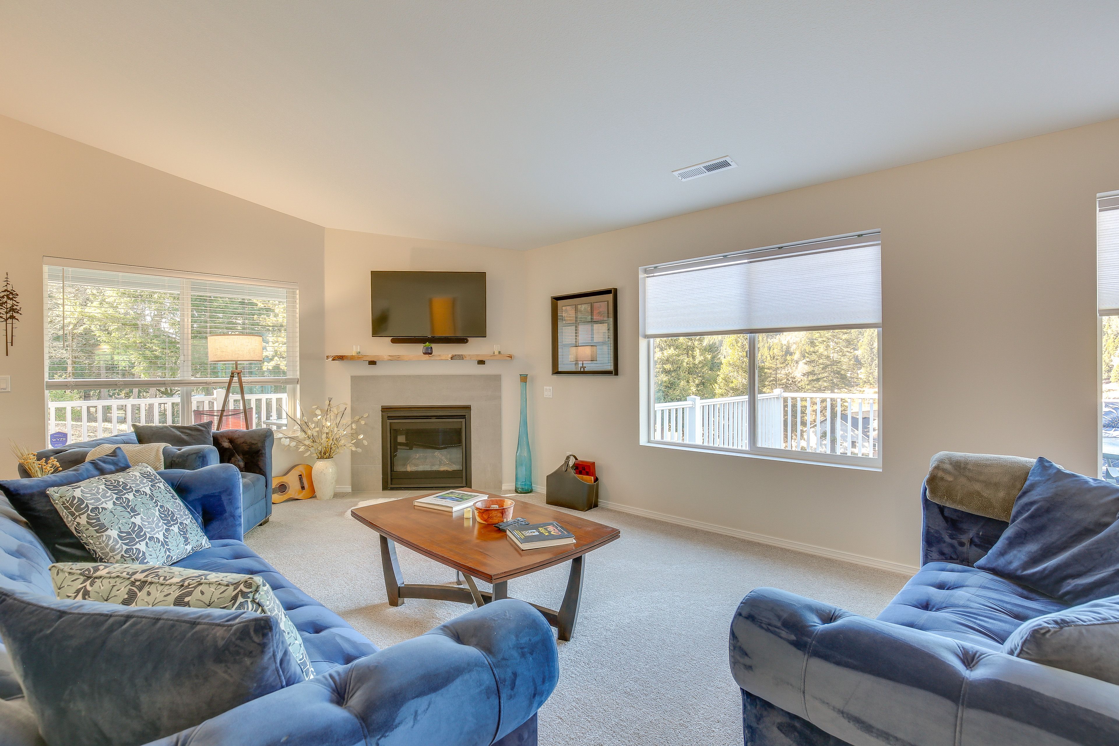 Living Room | Free WiFi | Central A/C & Heating | Gas Fireplace