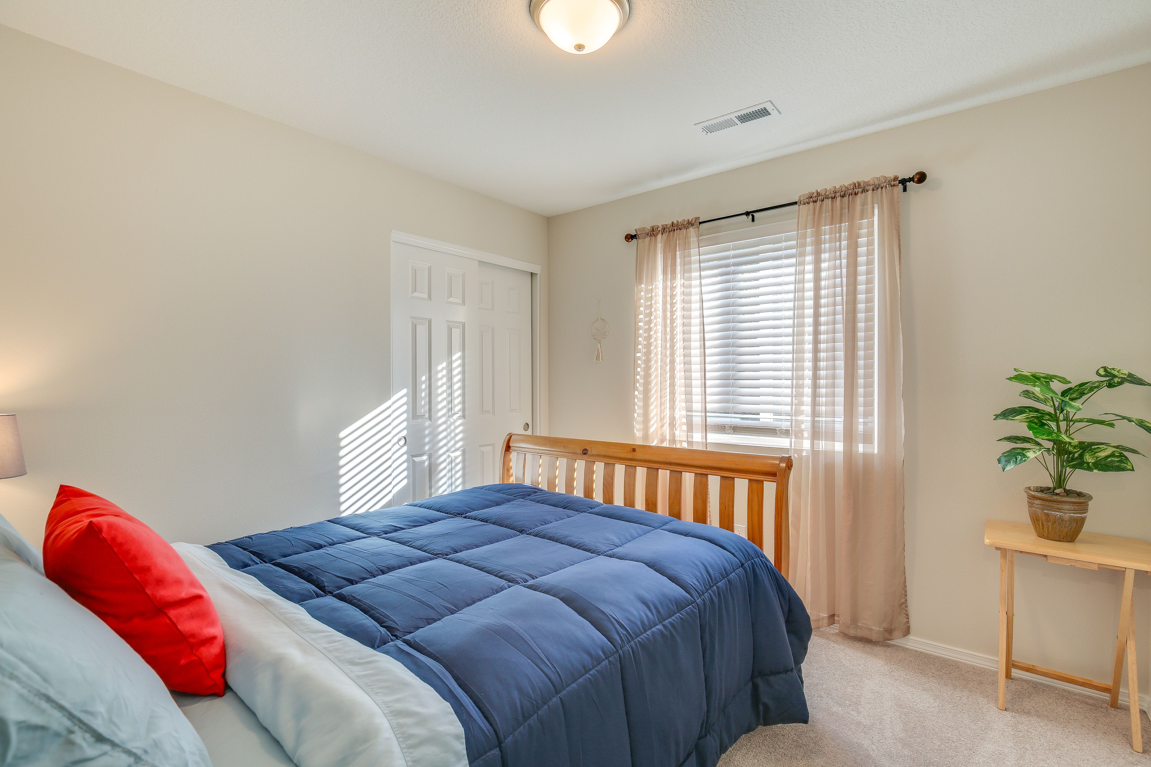 Bedroom 2 | Queen Bed