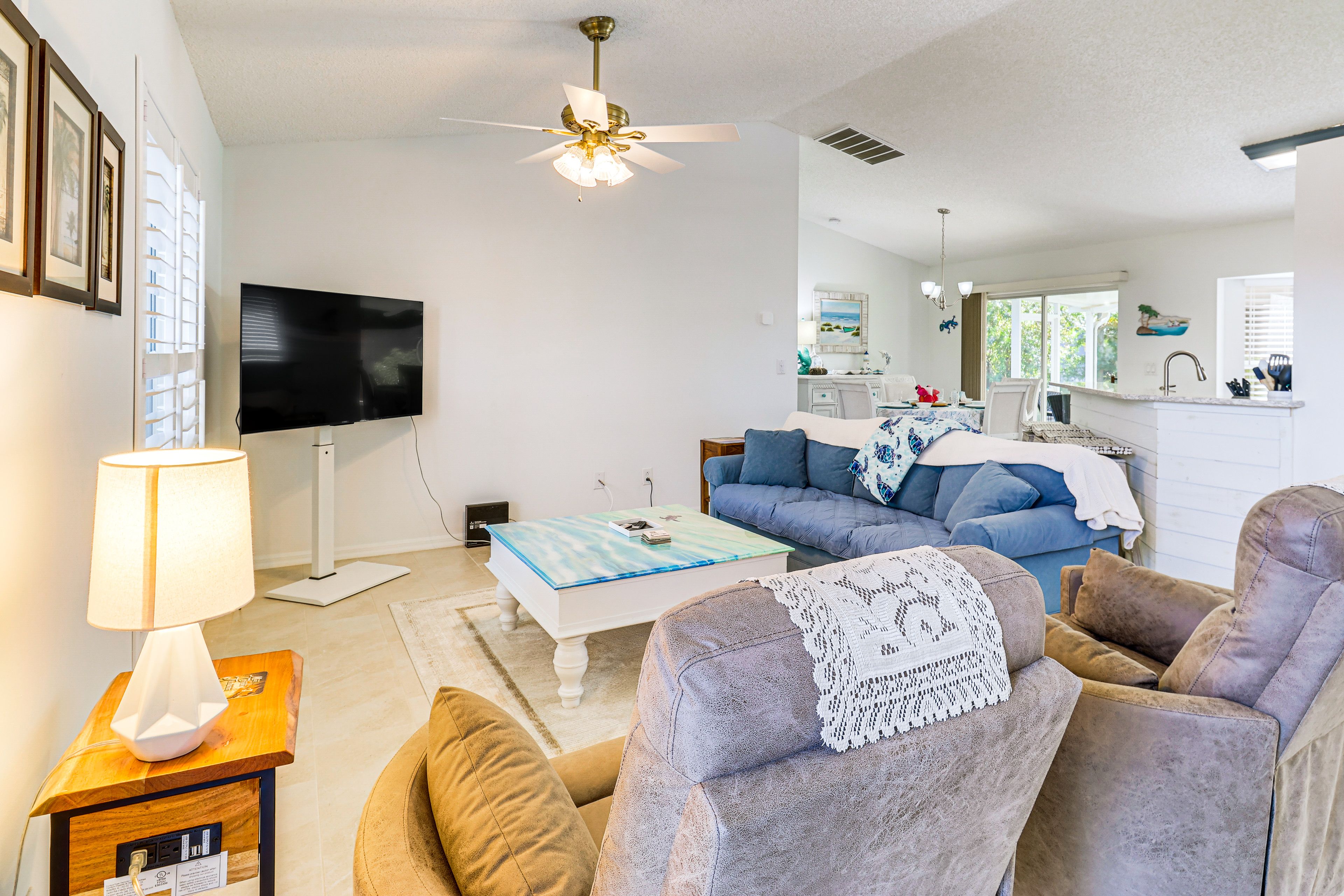 Living Room | Free WiFi | Central A/C & Heating | Smart TV