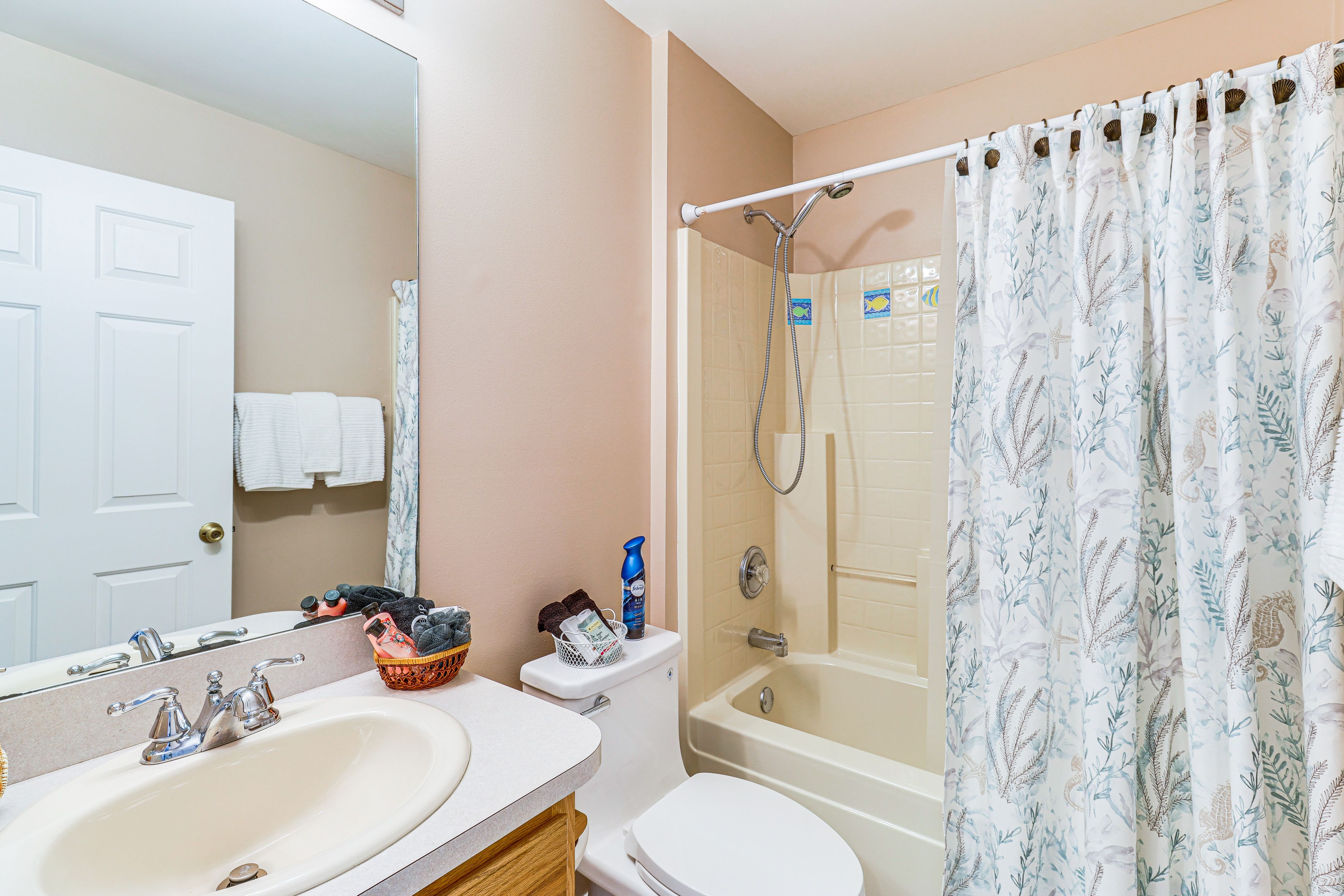 Full Bathroom | Complimentary Toiletries