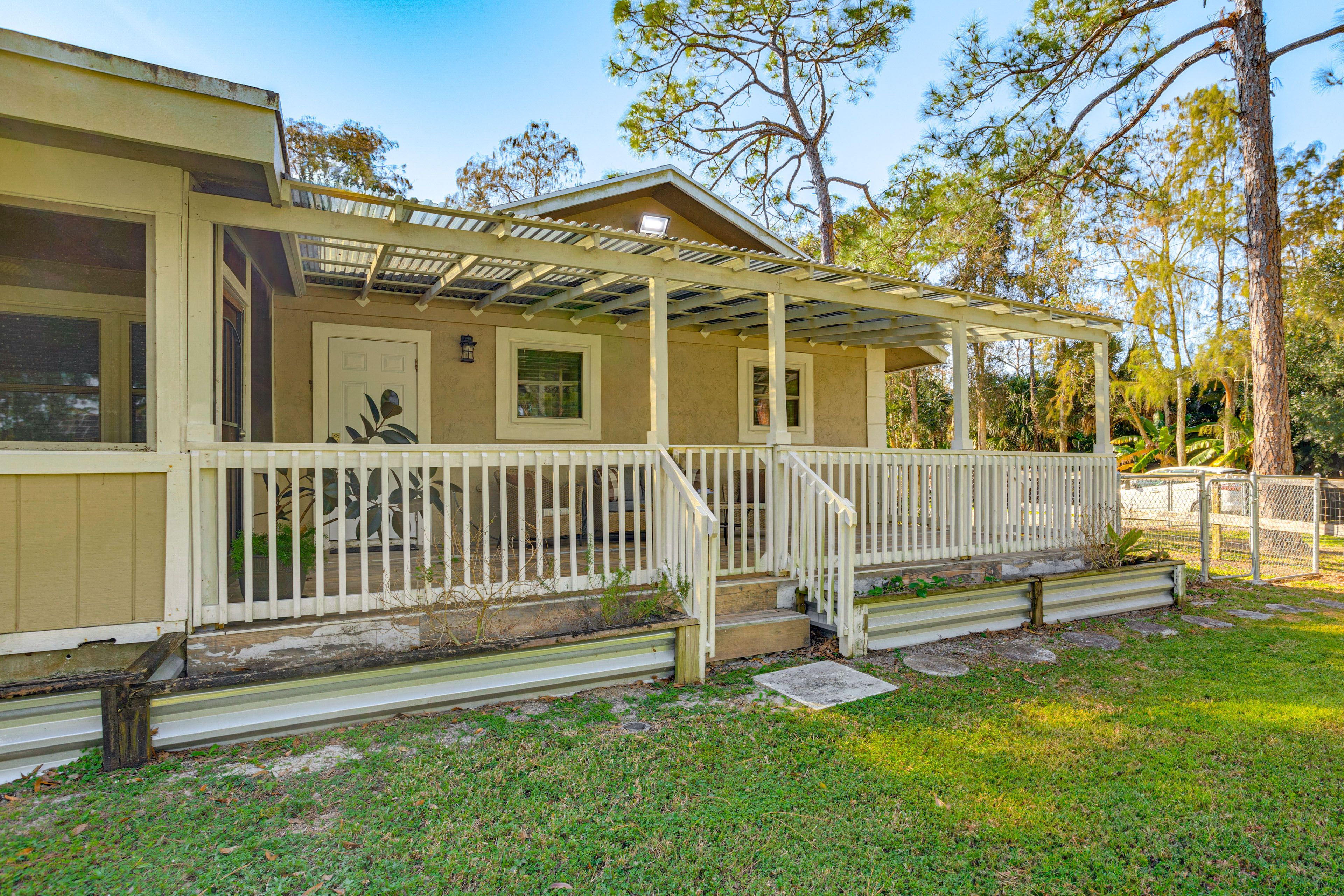 Unit Exterior | Fully Fenced Property | Private Acreage
