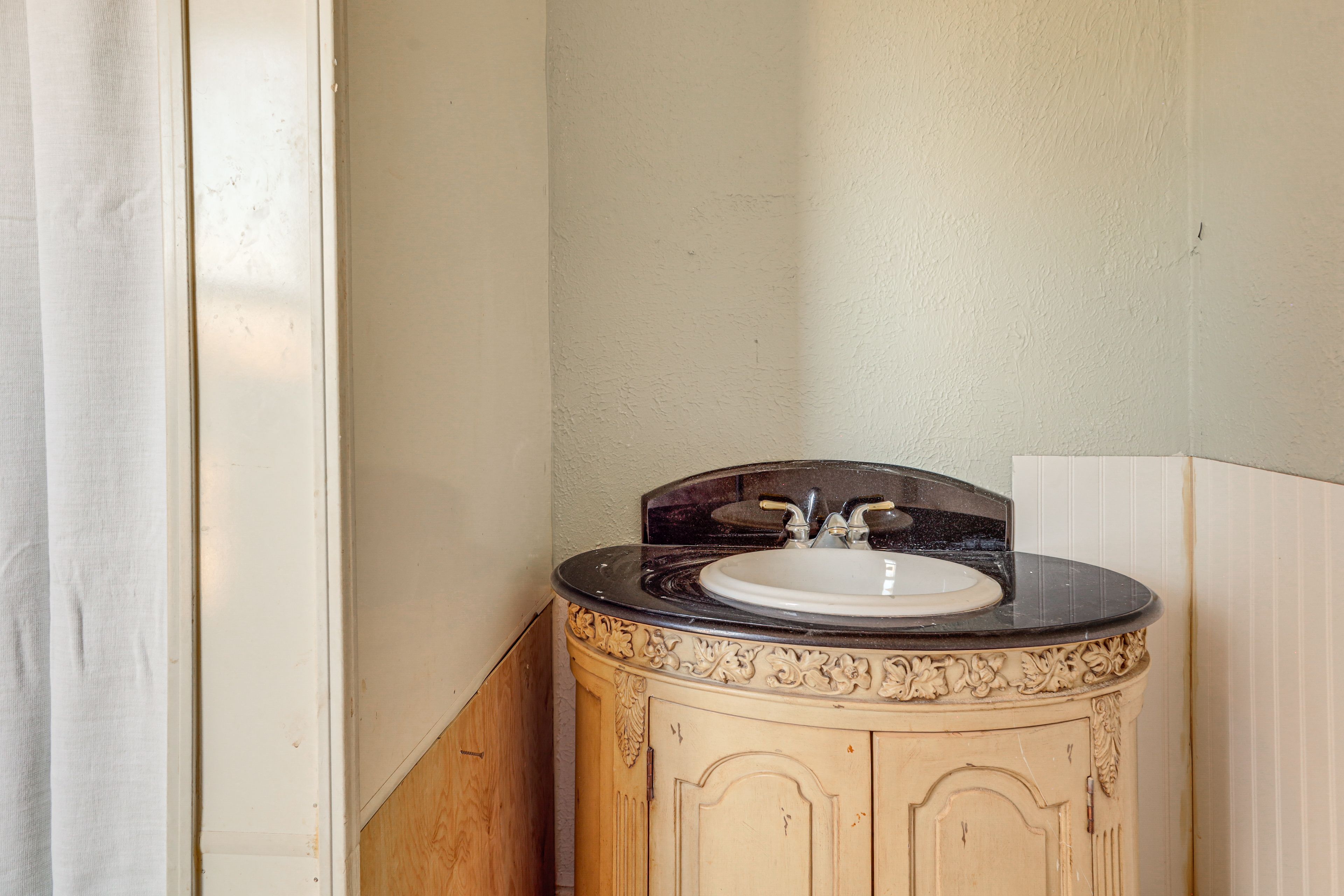 Full Bathroom | 2nd Floor