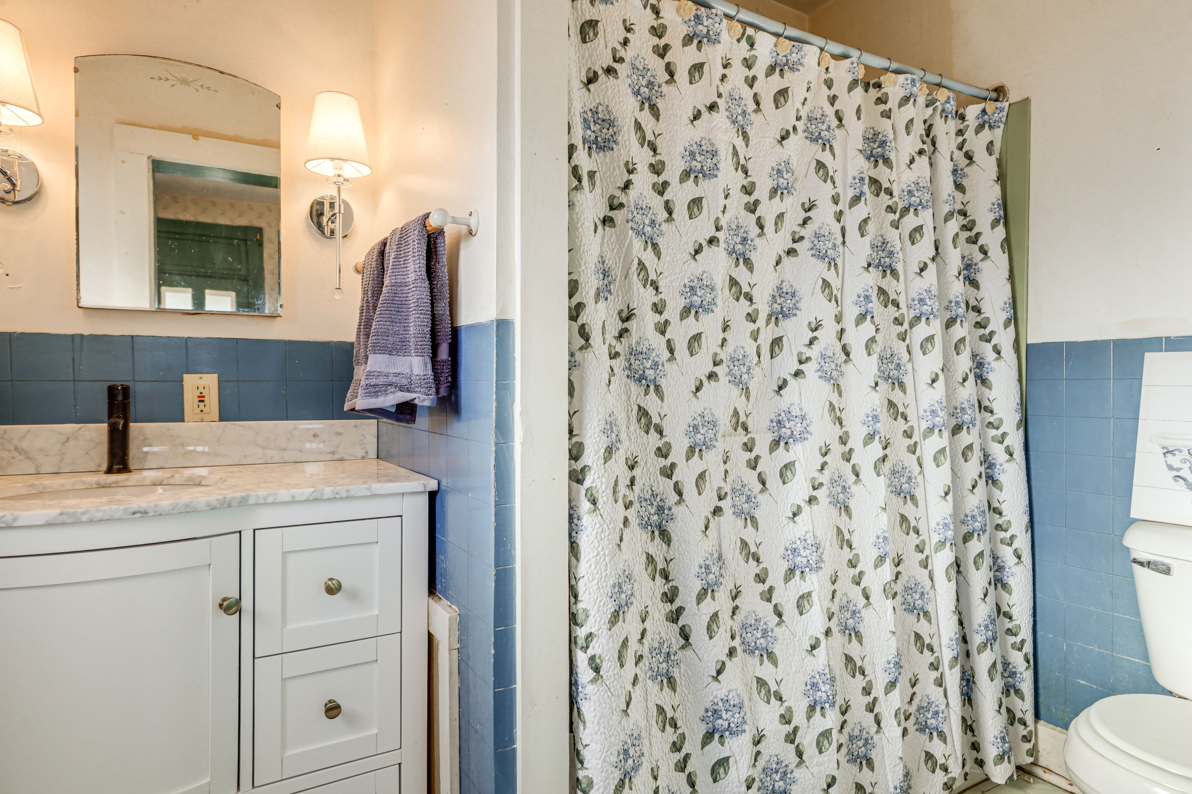 Full Bathroom | Towels Provided | 1st Floor