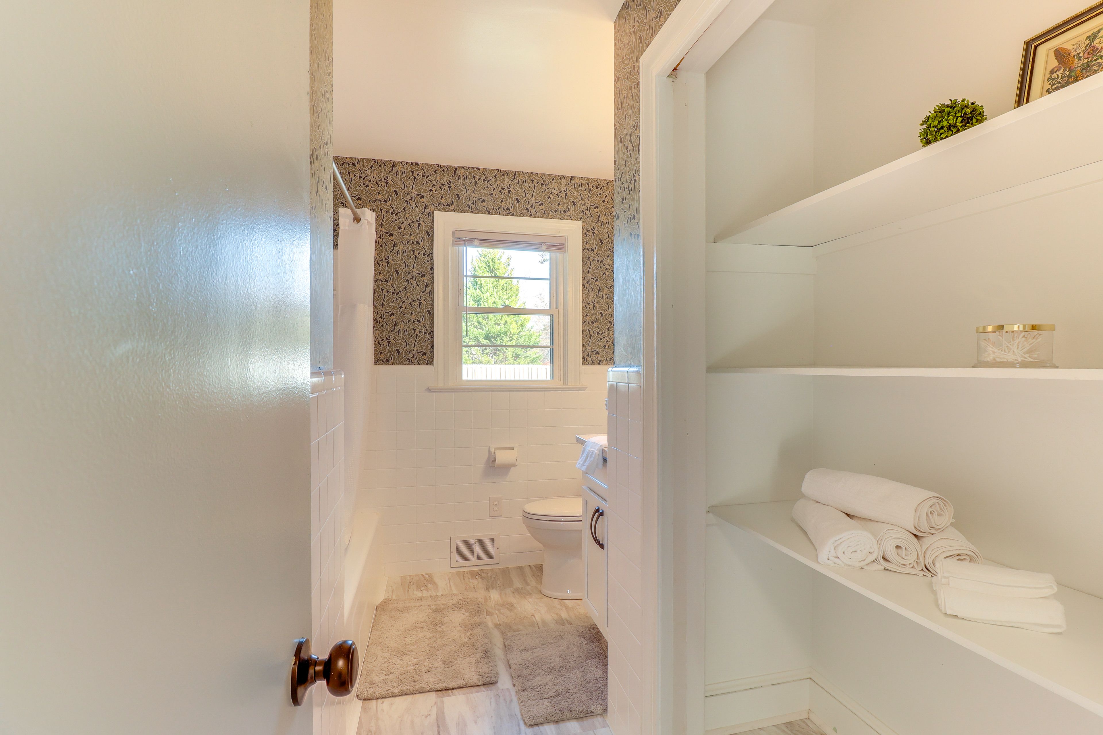 Full Bathroom | Towels Provided | Complimentary Toiletries