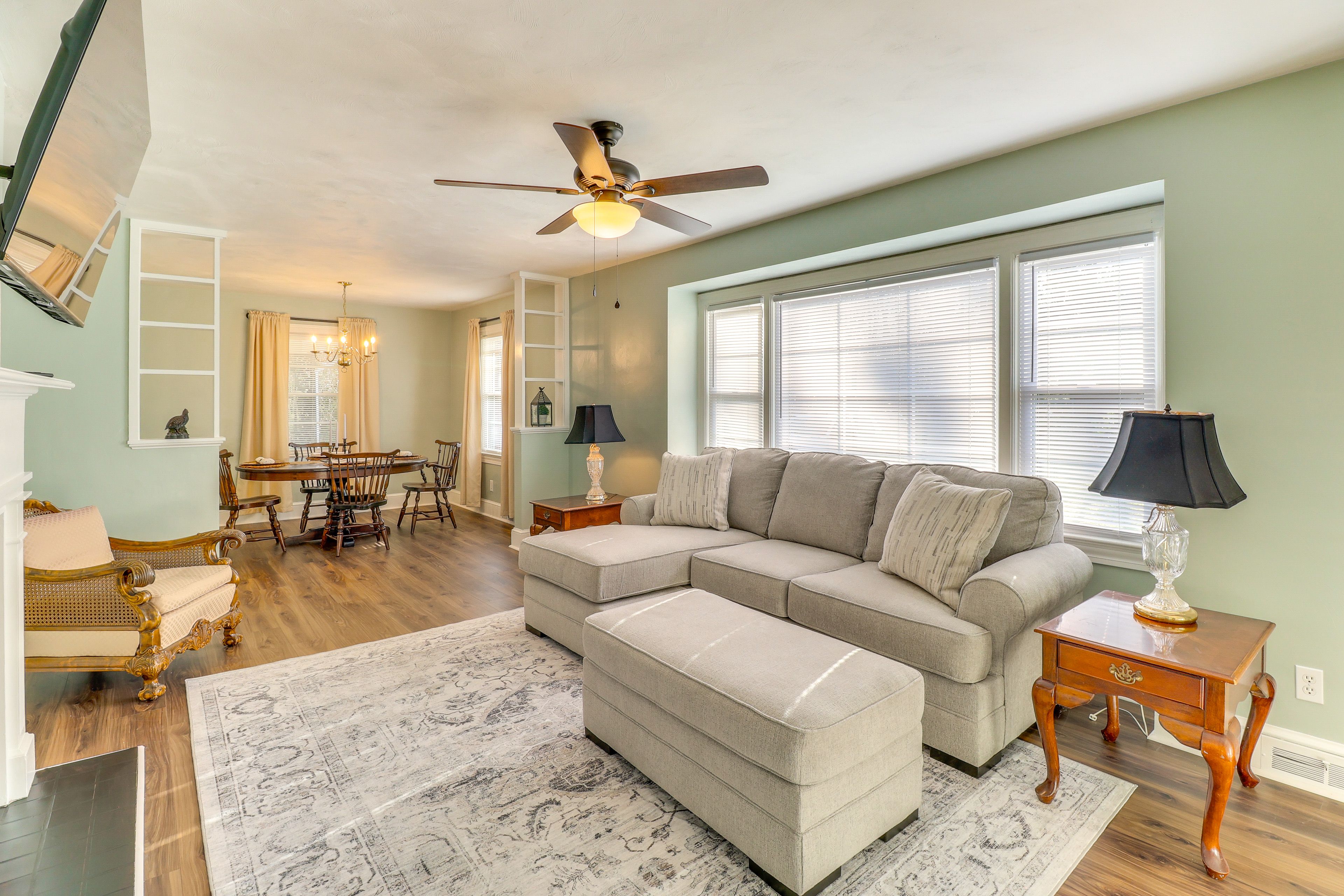 Living Room | Smart TV | Books/Board Games
