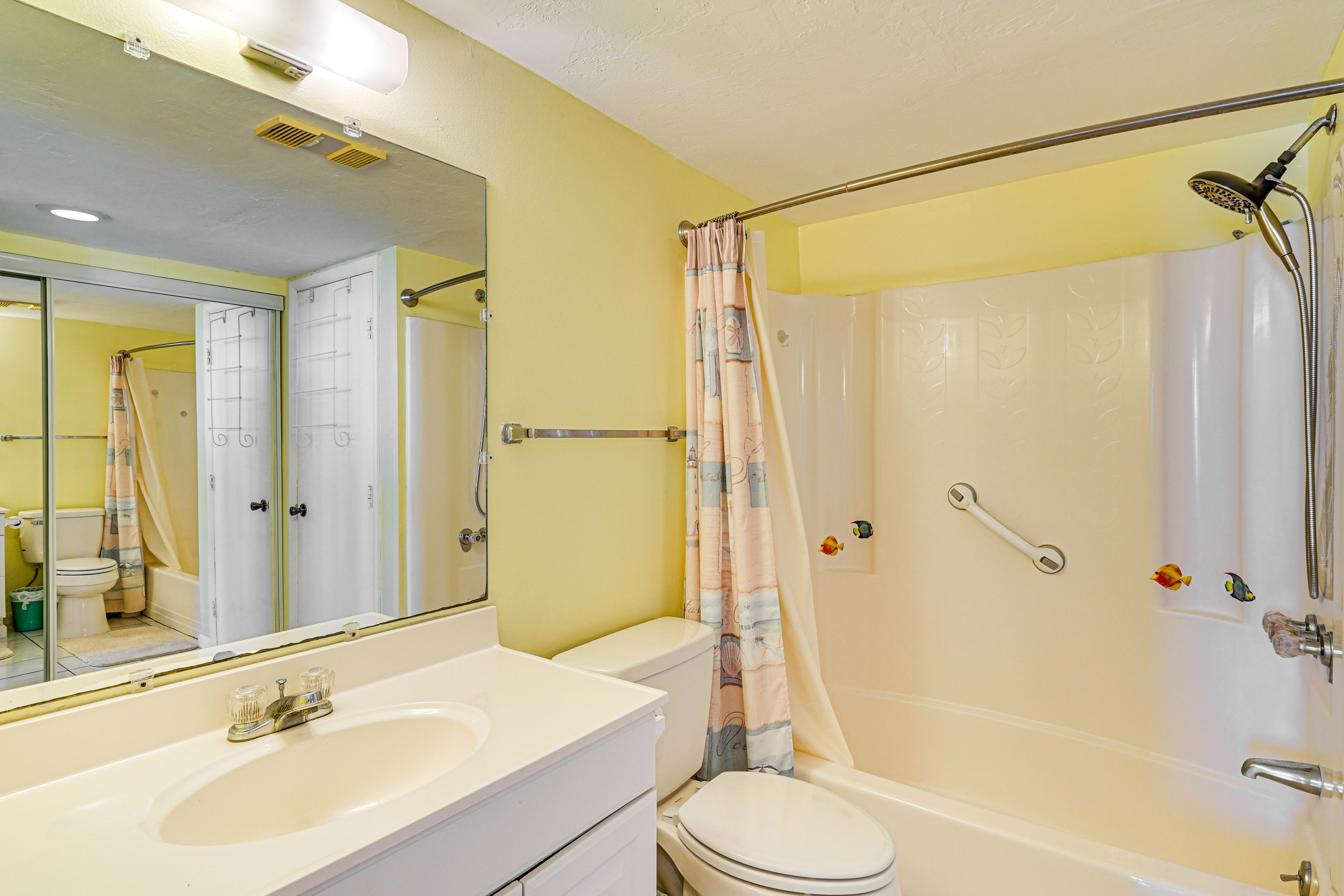 Full Bathroom | Towels Provided