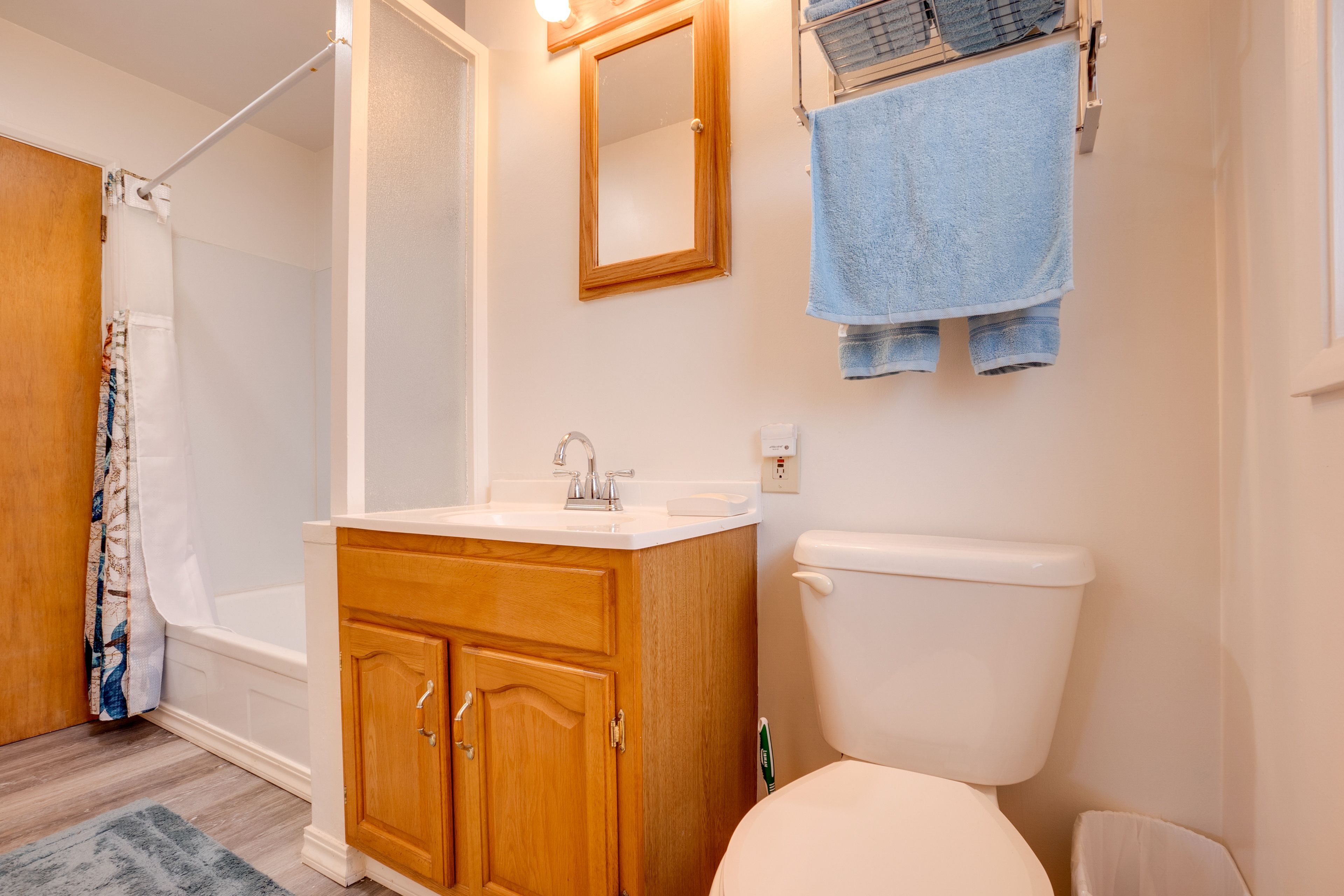 Full Bathroom | Towels Provided