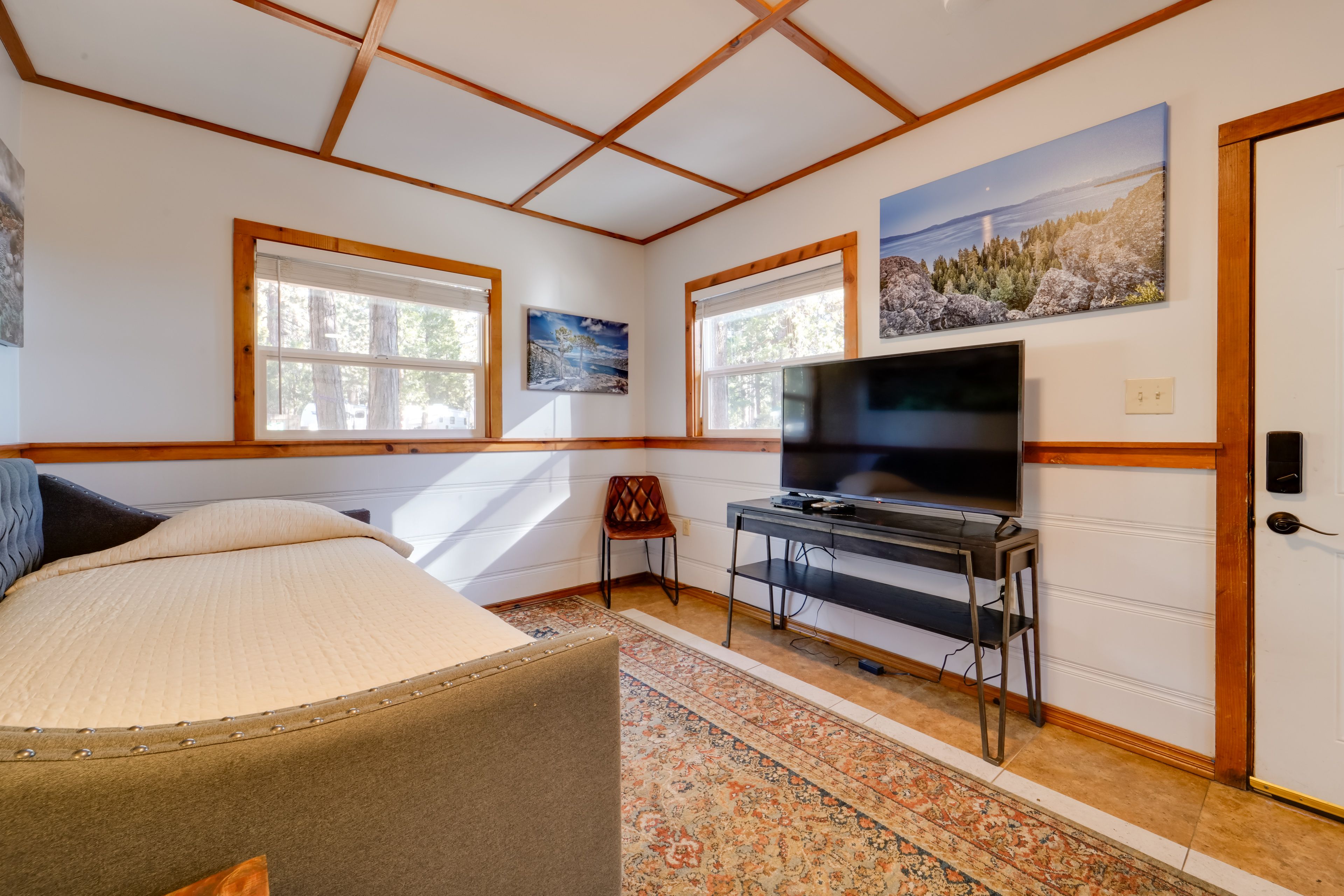 Living Room | Smart TV | Twin Daybed w/ Twin Trundle Bed