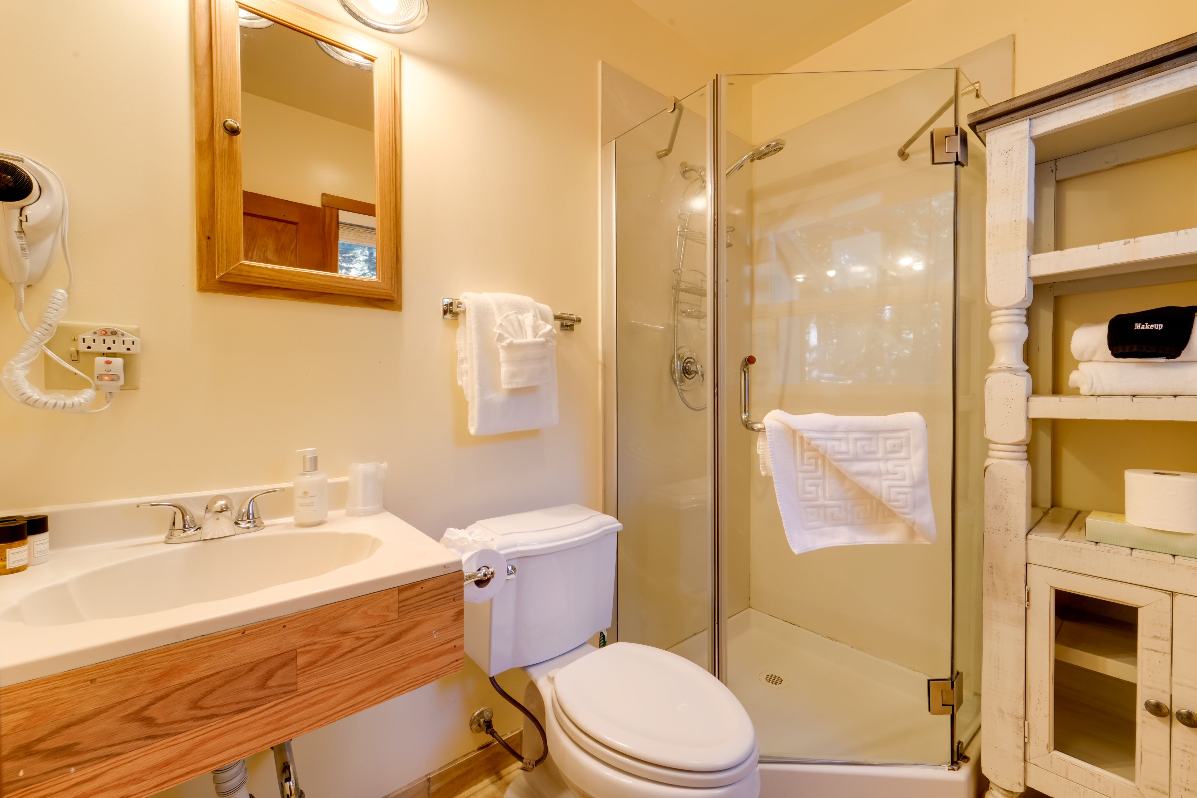 Full Bathroom | Towels Provided