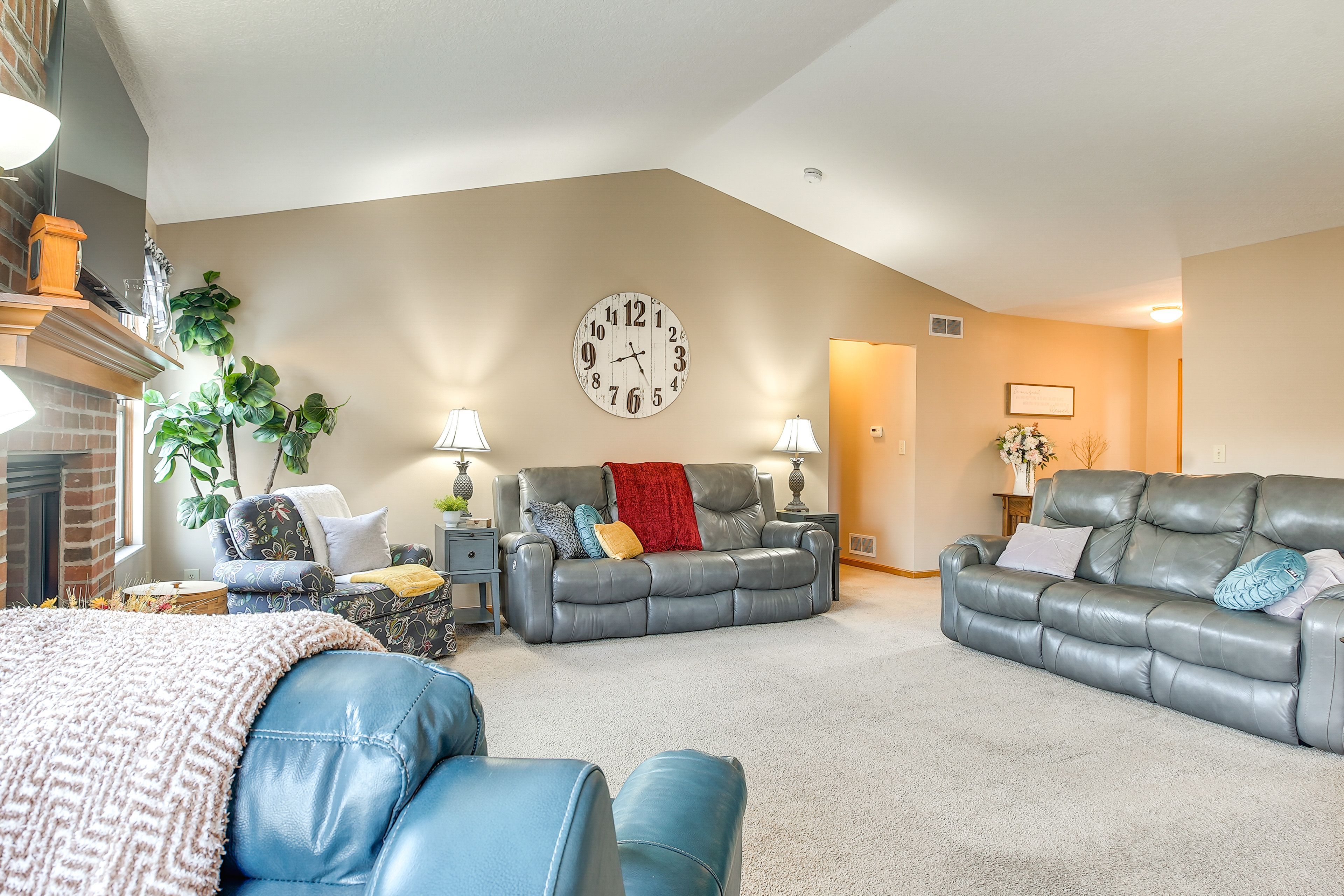 Living Room | Free WiFi | Smart TV | Central A/C | Fireplace | Main Level