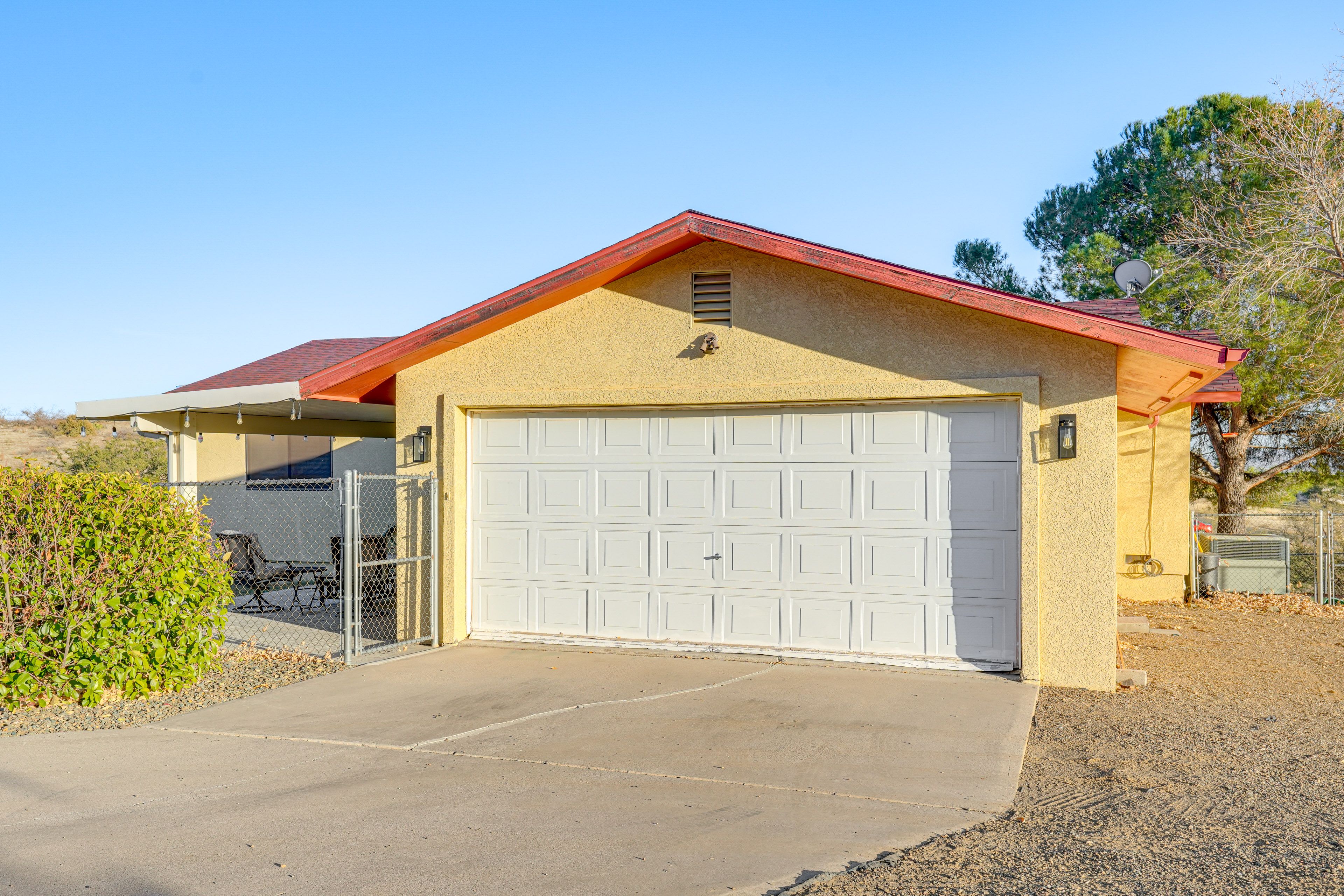 Parking | Driveway (6 Vehicles) | RV Parking & Hook-Up Available