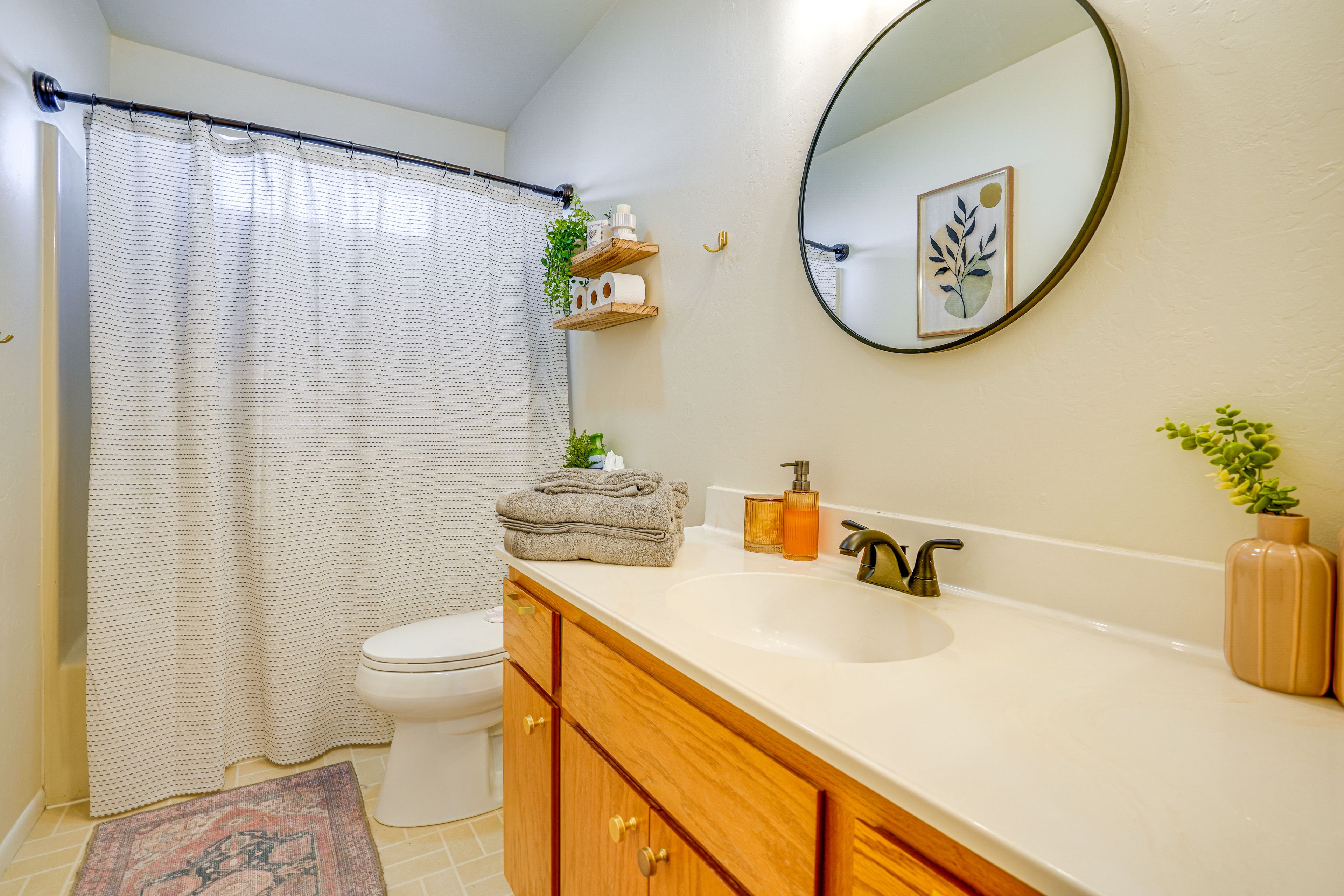 Full Bathroom | Towels Provided