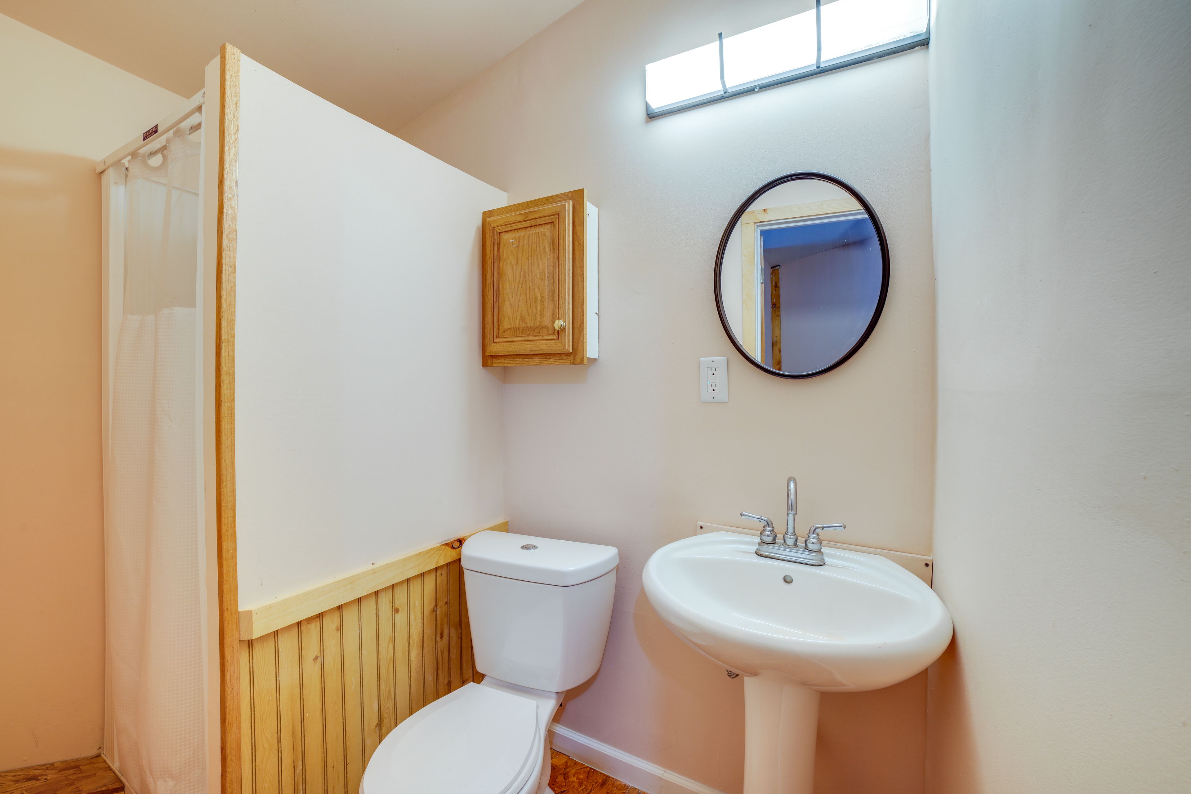 Full Bathroom | Towels Provided