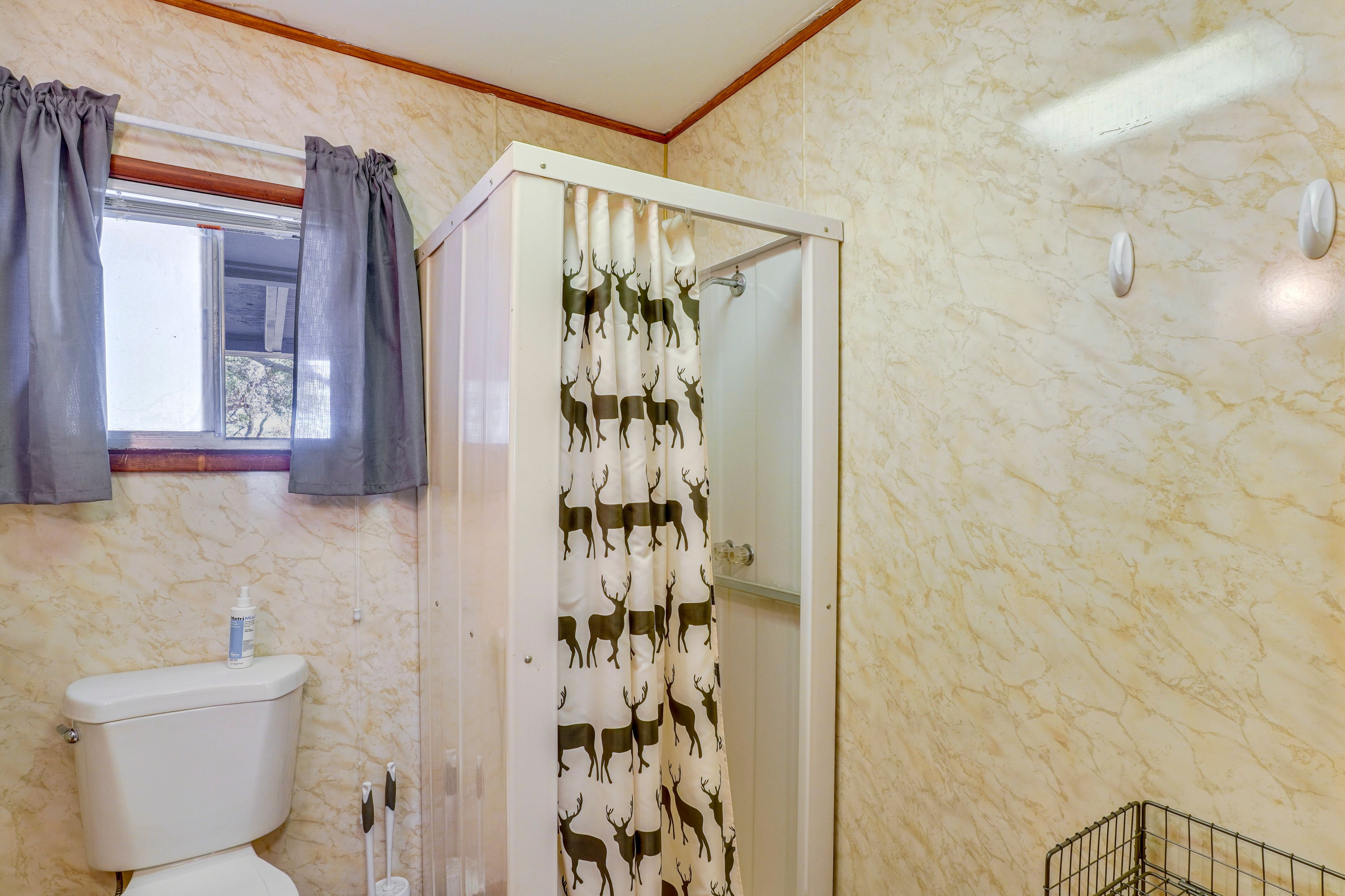 Full Bathroom | Towels Provided