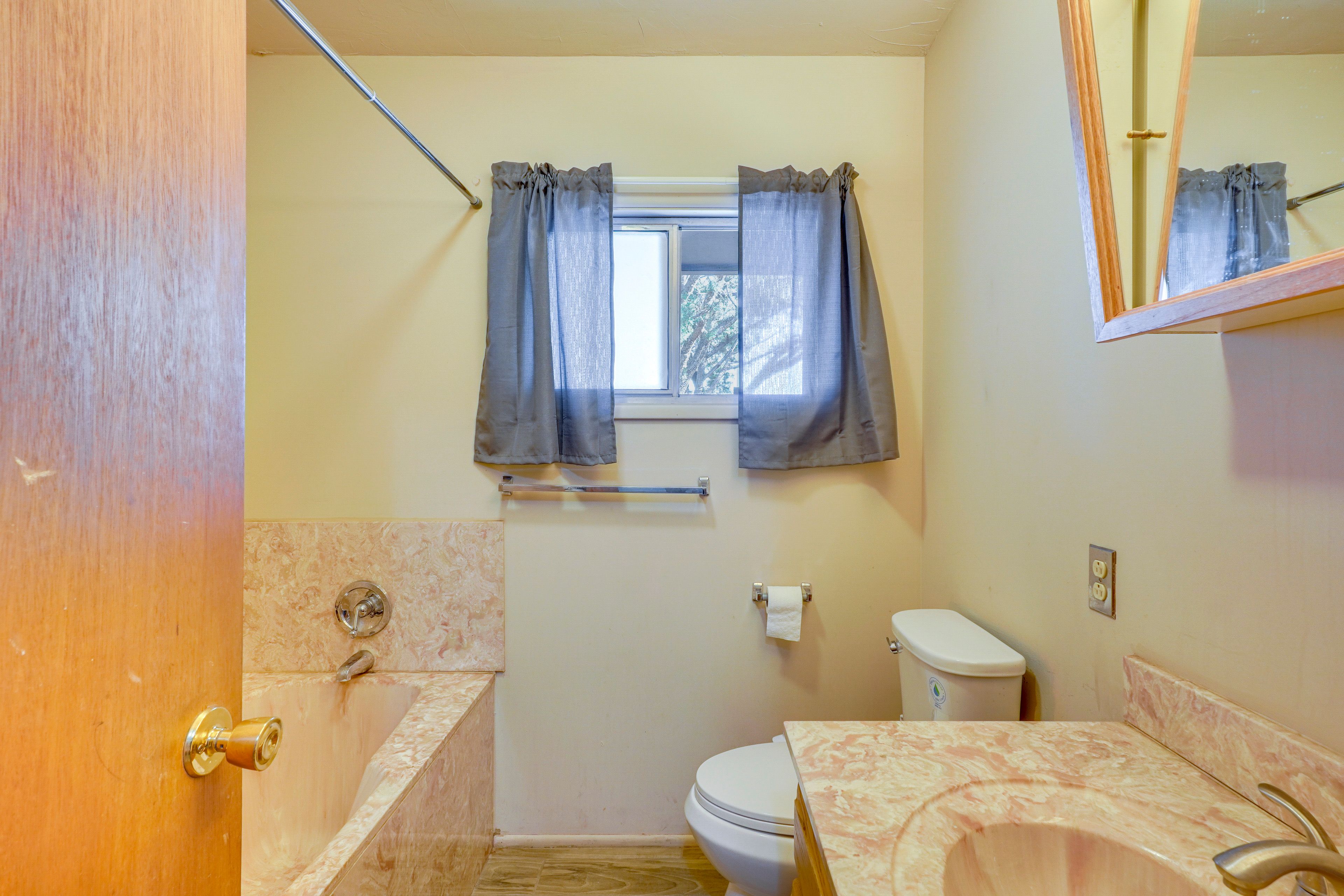 Full Bathroom | Shower/Tub Combo