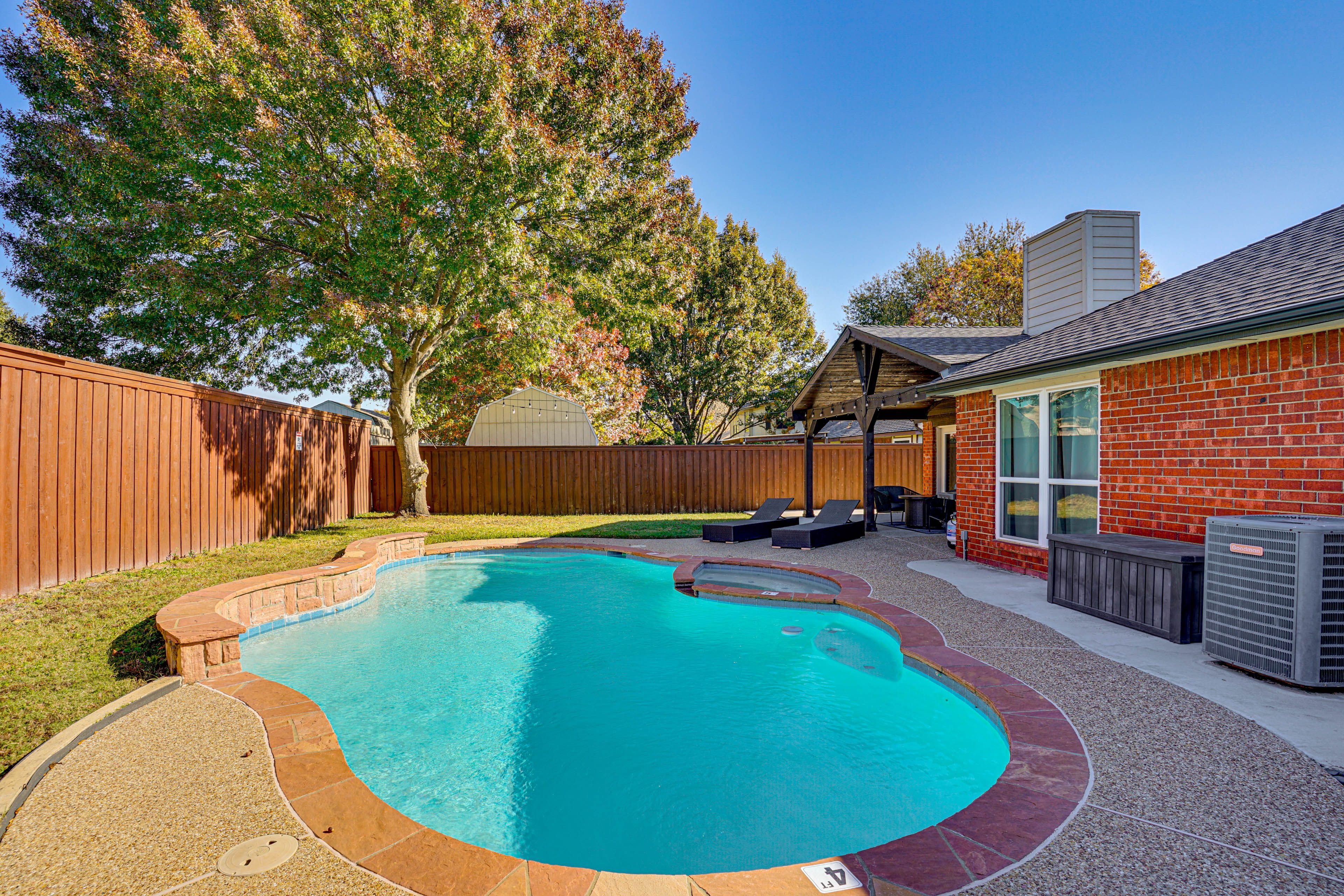 Private Outdoor Pool (Open Year-Round, Depth 3.5'-5')