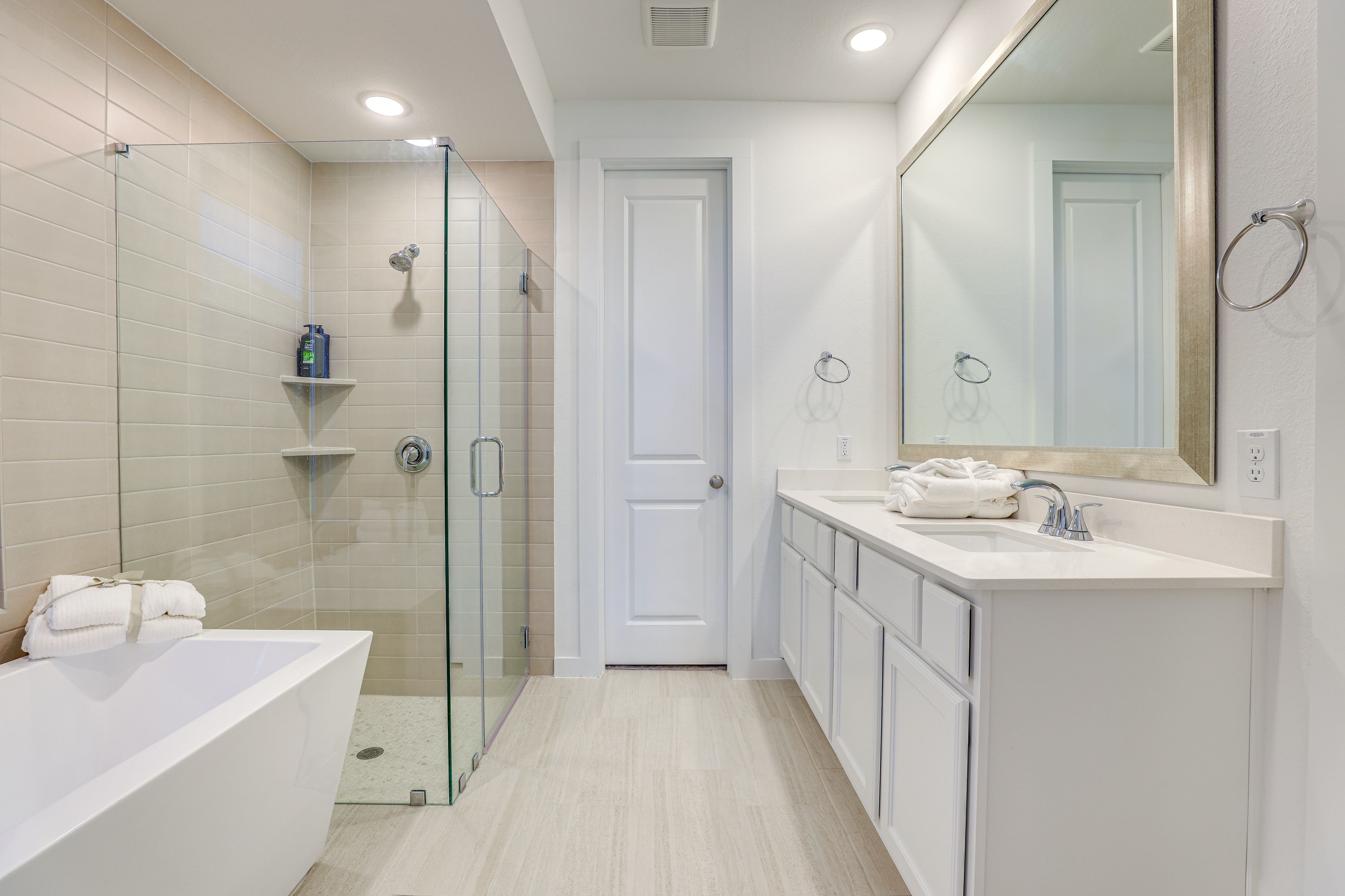 Full Bathroom | Towels Provided | 2nd Floor