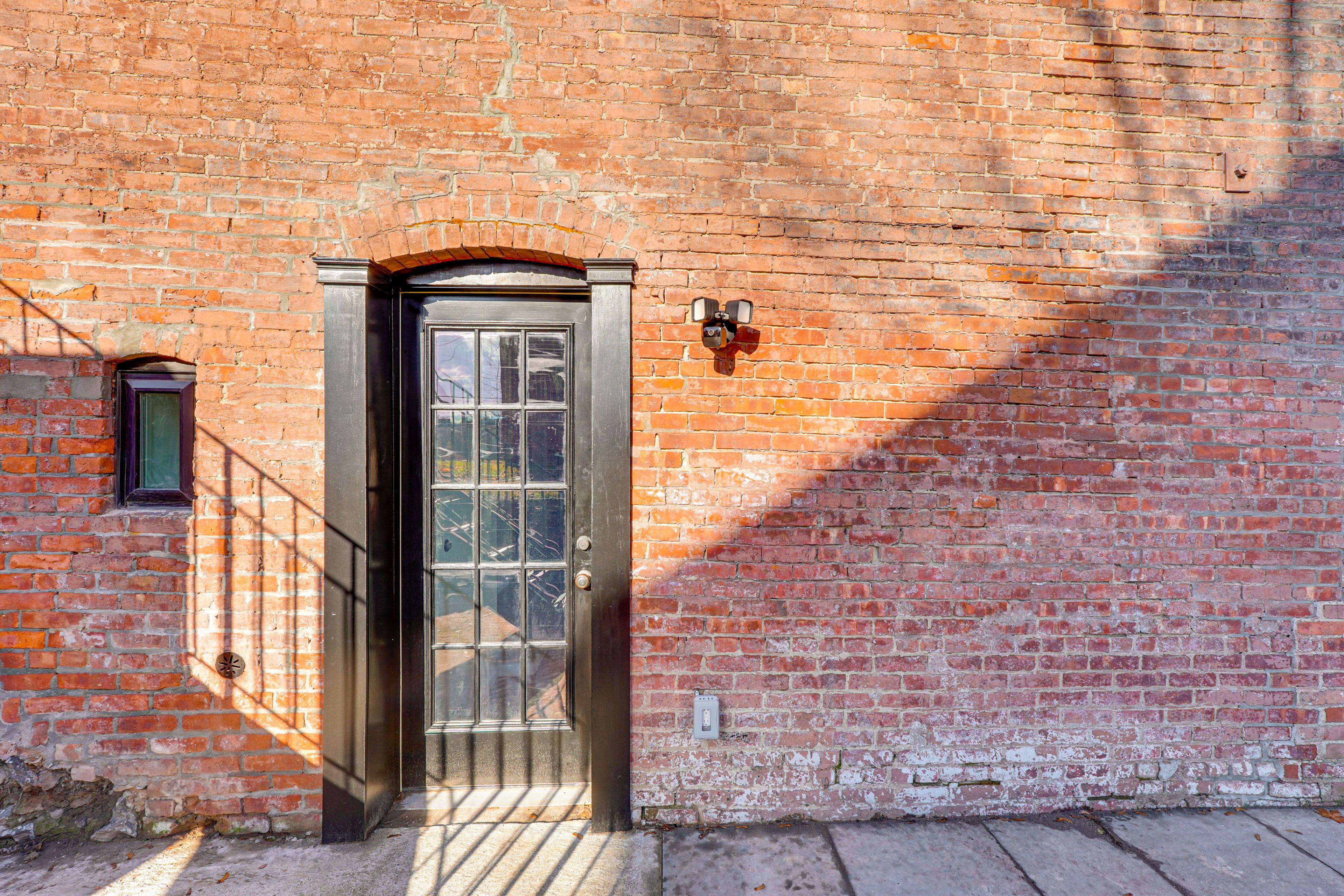 Apartment Exterior | Private Entrance