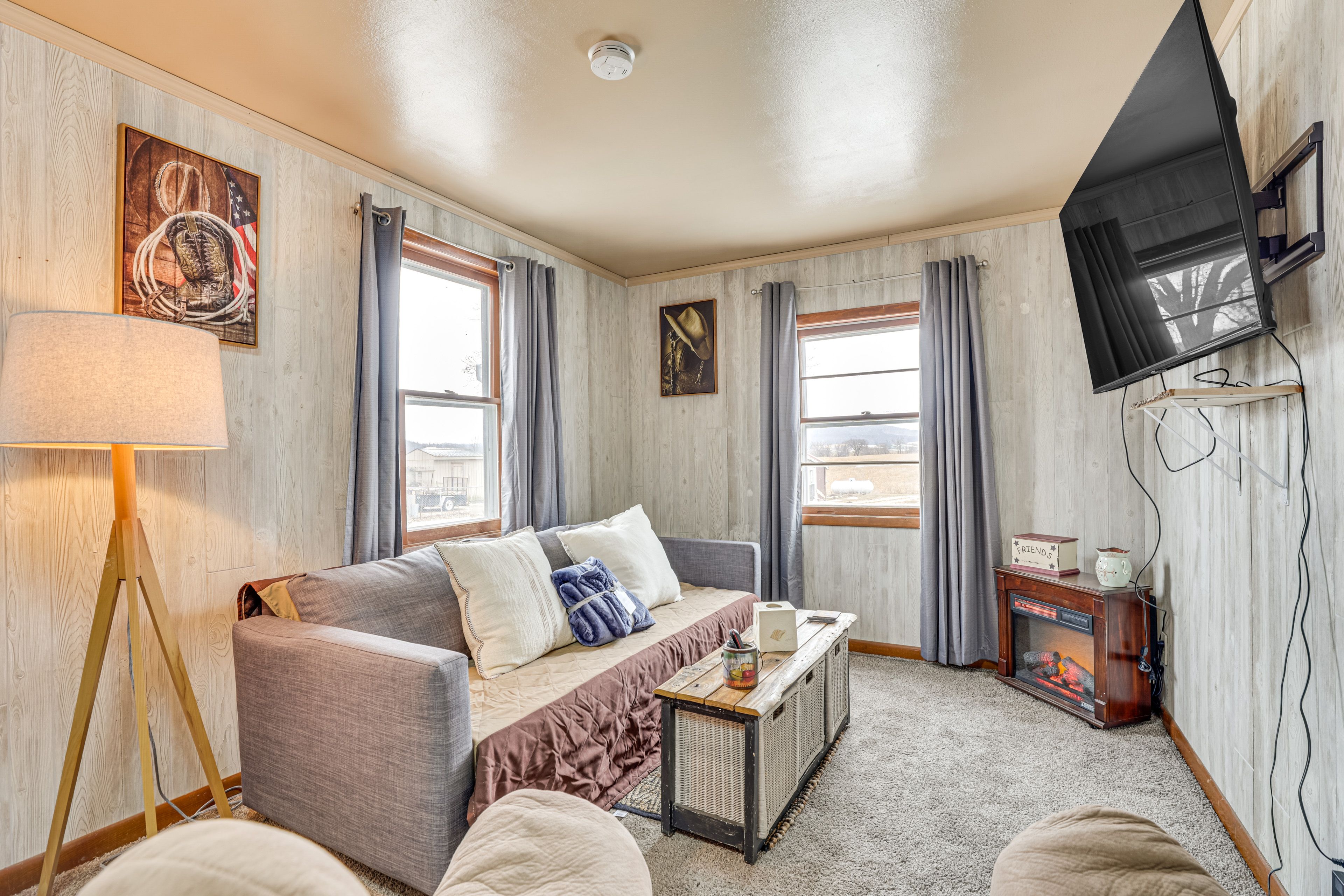 Living Room | Sleeper Sofa | Smart TV | Free WiFi