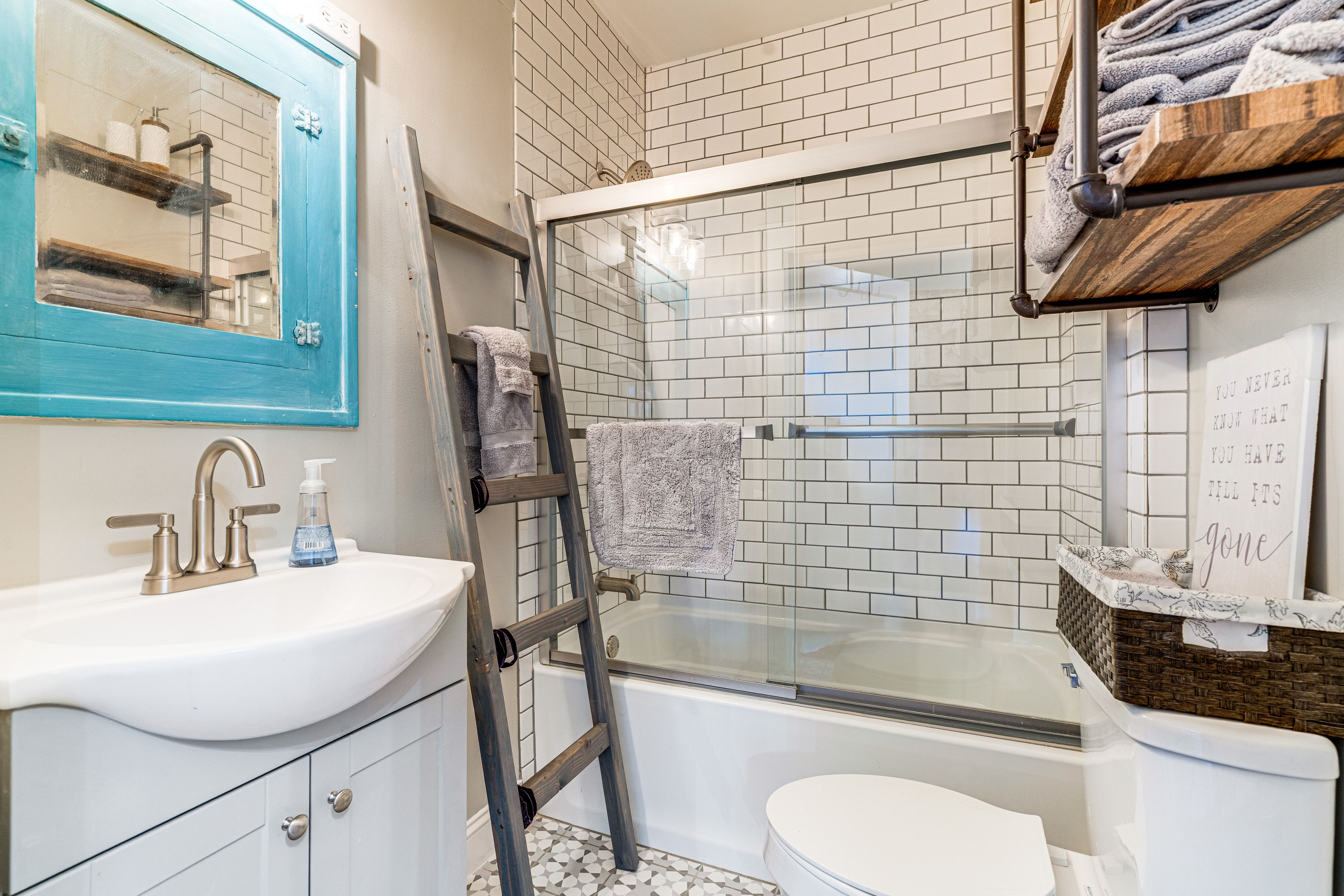 Full Bathroom | 1st Floor | Towels Provided