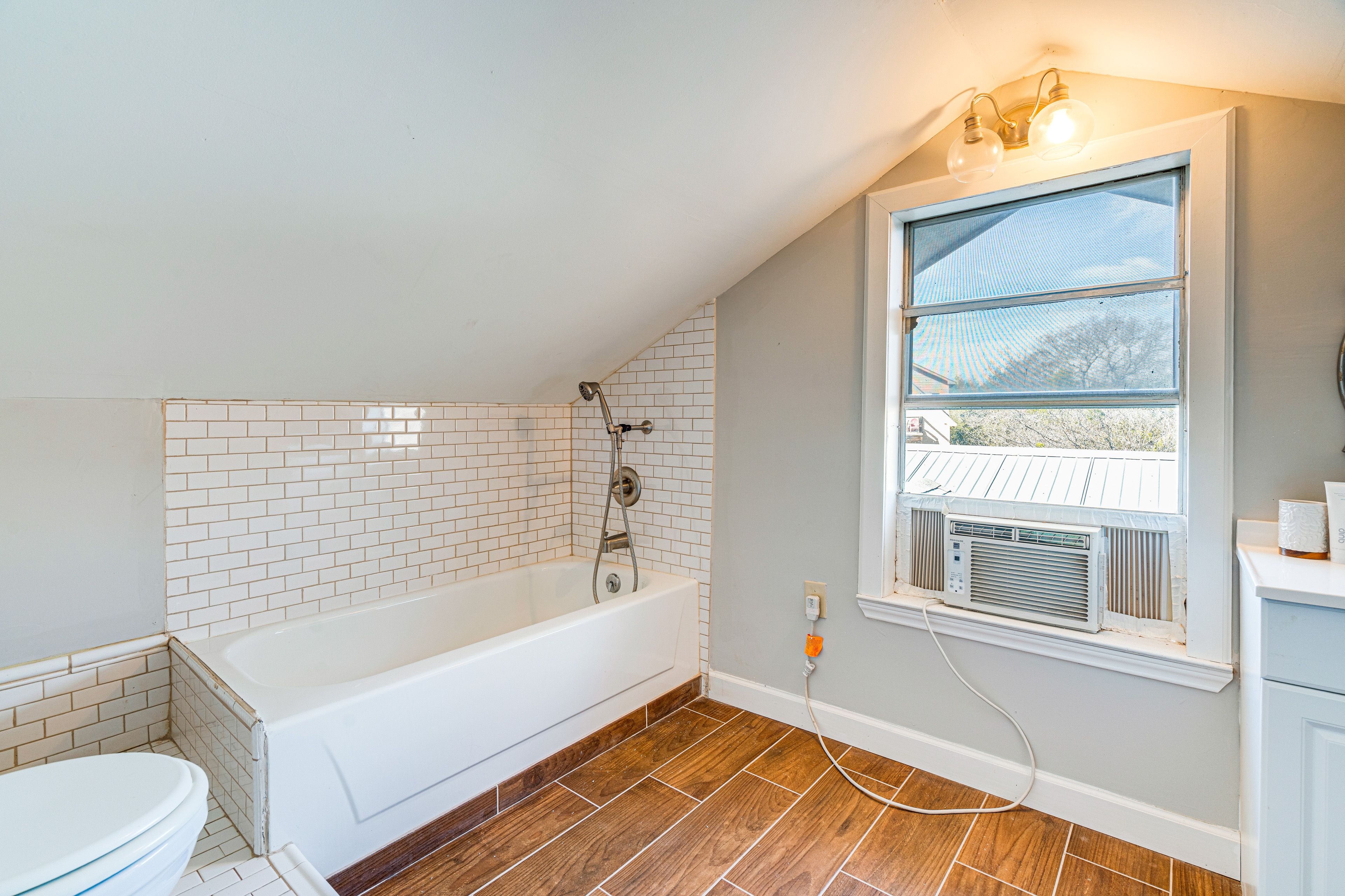 Full Bathroom | 2nd Floor | Towels Provided