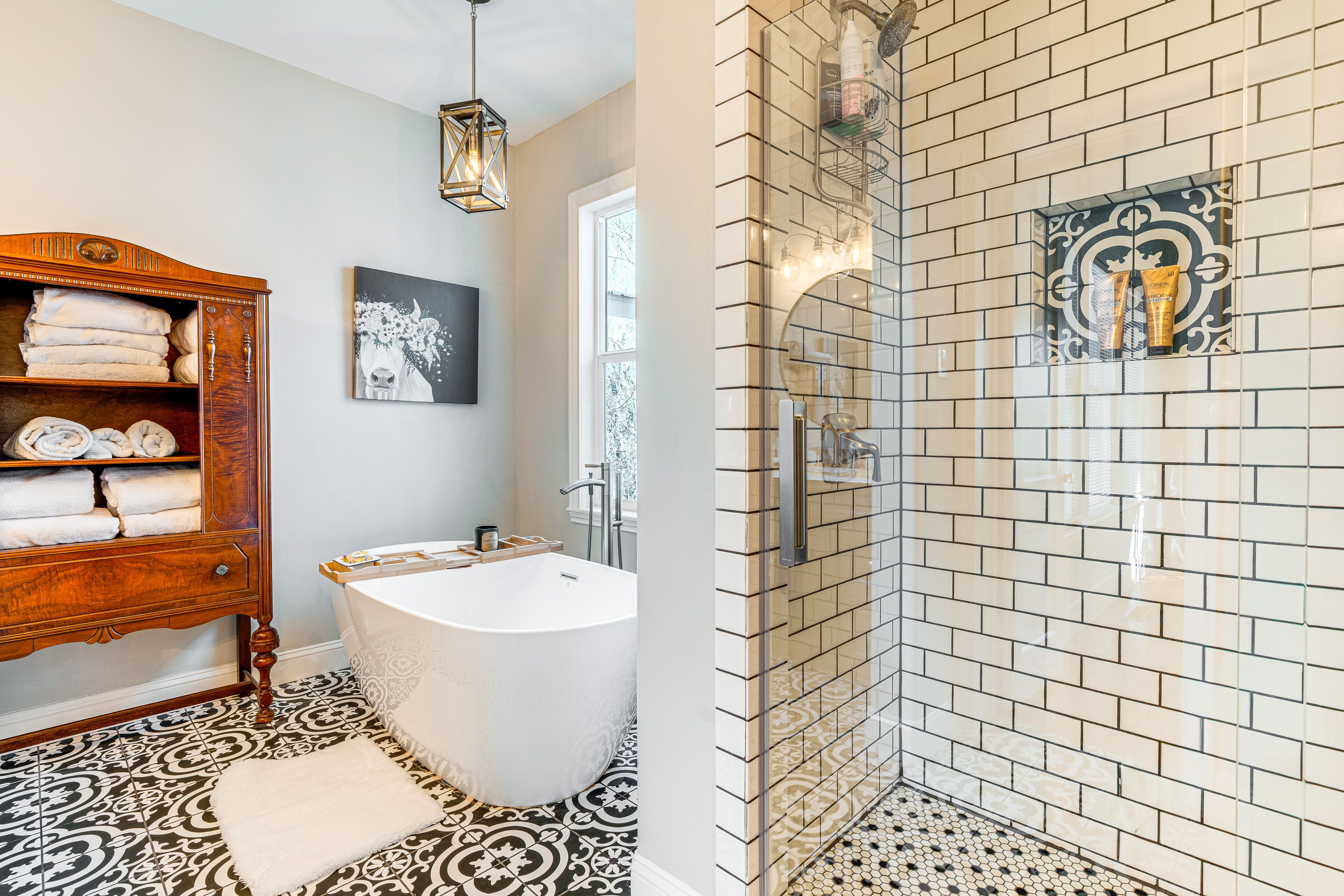 Full Bathroom | 1st Floor | Towels Provided